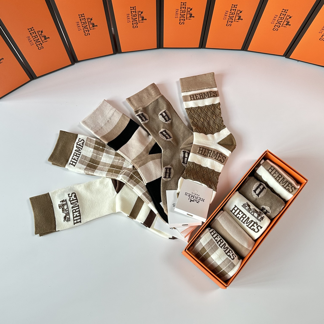 💛配专柜包装Chanel（香奈儿）新款中长筒袜堆堆袜袜子！一盒五双，专柜同步筒袜袜子，💛大牌出街，潮人必