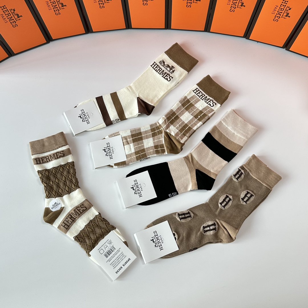 💛配专柜包装Chanel（香奈儿）新款中长筒袜堆堆袜袜子！一盒五双，专柜同步筒袜袜子，💛大牌出街，潮人必