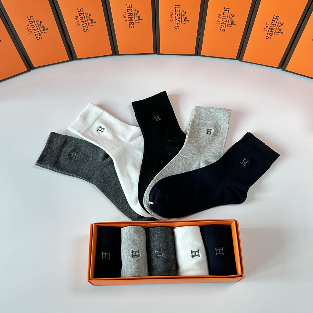 💛配包装Hermes （爱马仕）新款刺绣中长款堆堆袜袜子！高端定制，一盒五双， 专柜同步筒款袜子，💛大牌