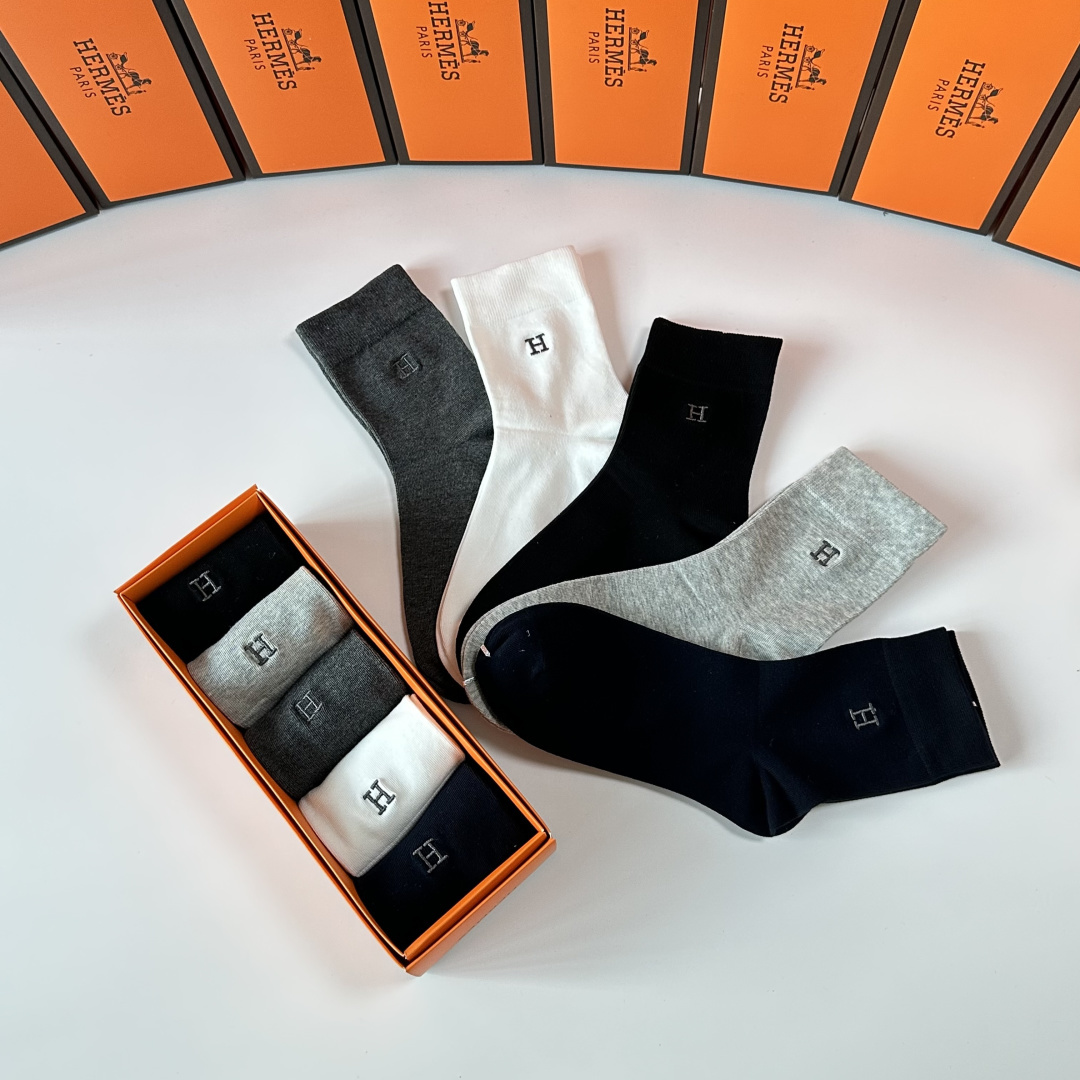 💛配包装Hermes （爱马仕）新款刺绣中长款堆堆袜袜子！高端定制，一盒五双， 专柜同步筒款袜子，💛大牌