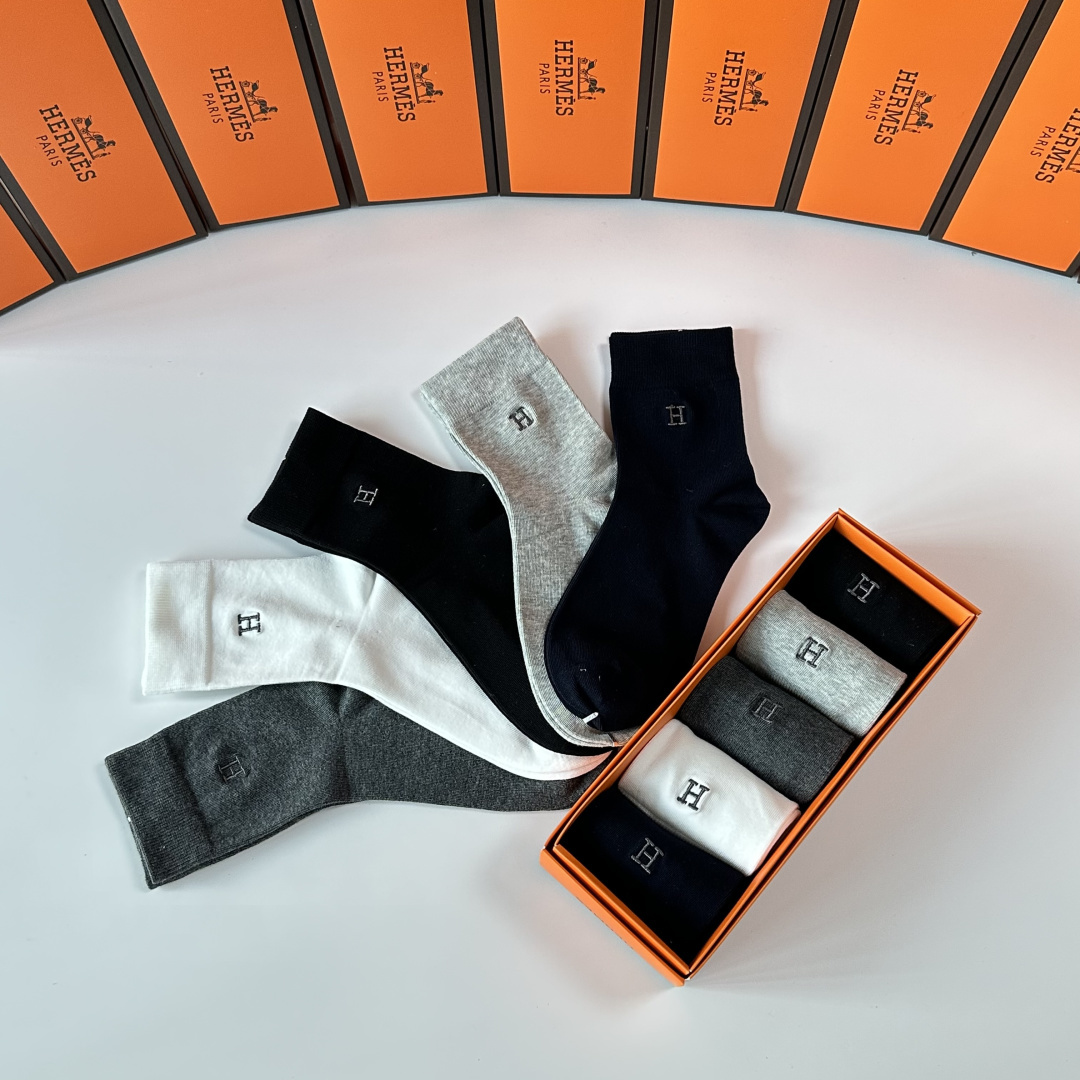 💛配包装Hermes （爱马仕）新款刺绣中长款堆堆袜袜子！高端定制，一盒五双， 专柜同步筒款袜子，💛大牌