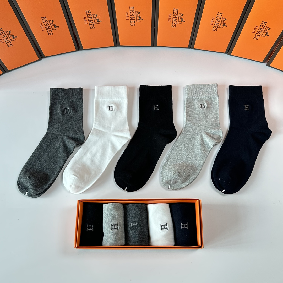 💛配包装Hermes （爱马仕）新款刺绣中长款堆堆袜袜子！高端定制，一盒五双， 专柜同步筒款袜子，💛大牌