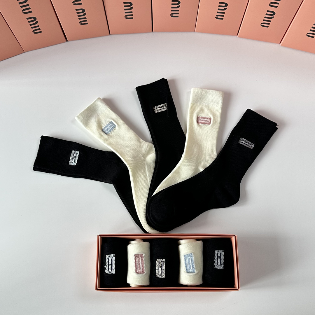 💛配包装MiuMiu（缪缪）新款羊绒刺绣中长款堆堆袜袜子！一盒五双， 专柜同步筒款袜子，💛大牌出街，潮人