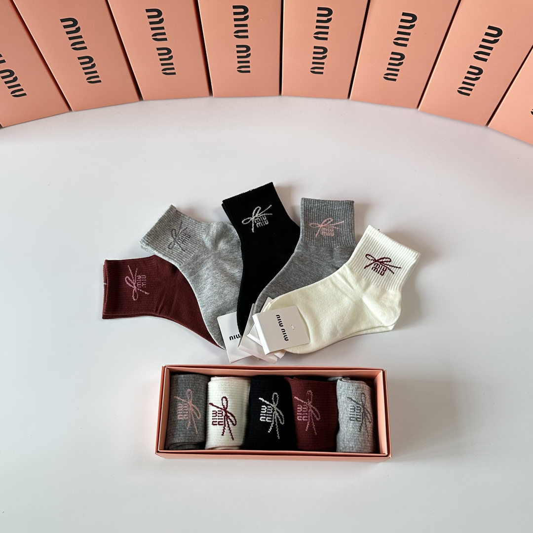 💛配专柜包装MiuMiu（缪缪）新款中长款堆堆袜袜子！一盒五双，专柜同步筒袜袜子，大牌出街，潮人必备🔥超