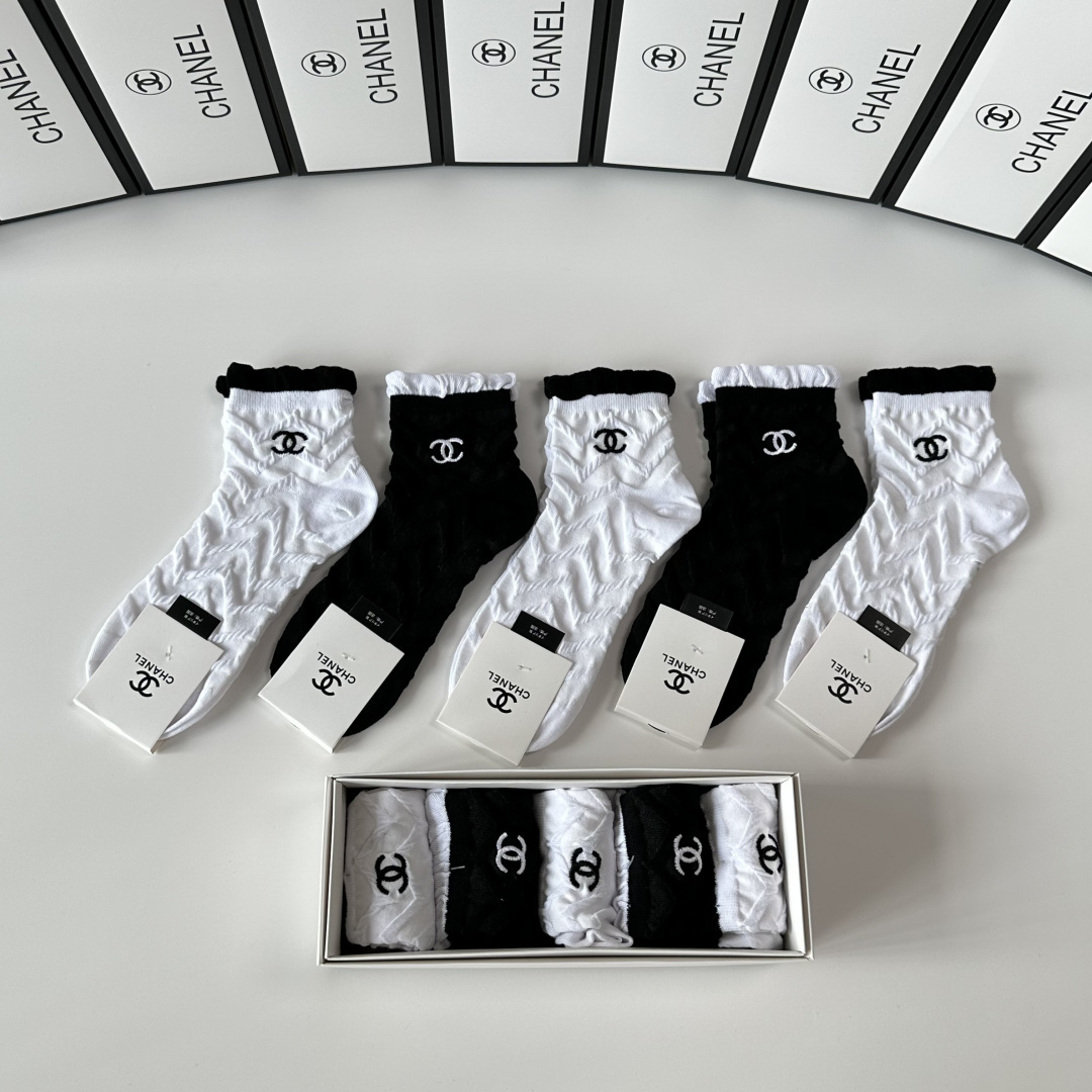💛配专柜包装Chanel (香奈儿) 新款刺绣中长筒款堆堆袜袜子！一盒五双，专柜同步筒袜袜子，💛大牌出街