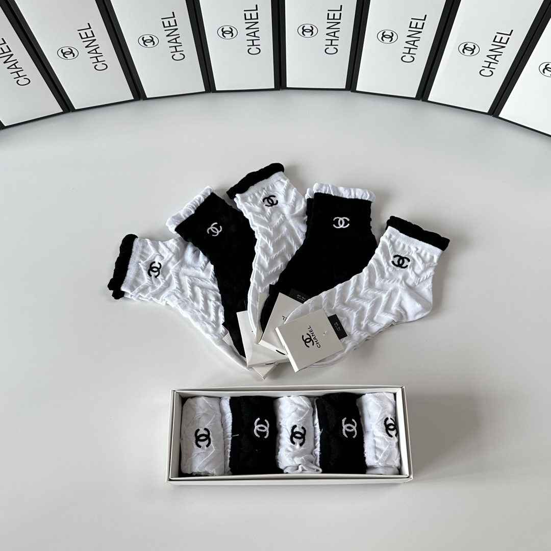 💛配专柜包装Chanel (香奈儿) 新款刺绣中长筒款堆堆袜袜子！一盒五双，专柜同步筒袜袜子，💛大牌出街