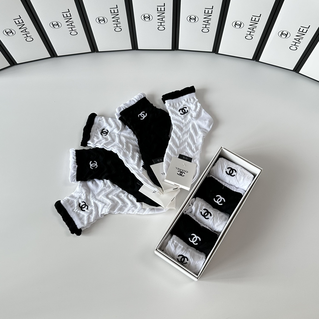 💛配专柜包装Chanel (香奈儿) 新款刺绣中长筒款堆堆袜袜子！一盒五双，专柜同步筒袜袜子，💛大牌出街