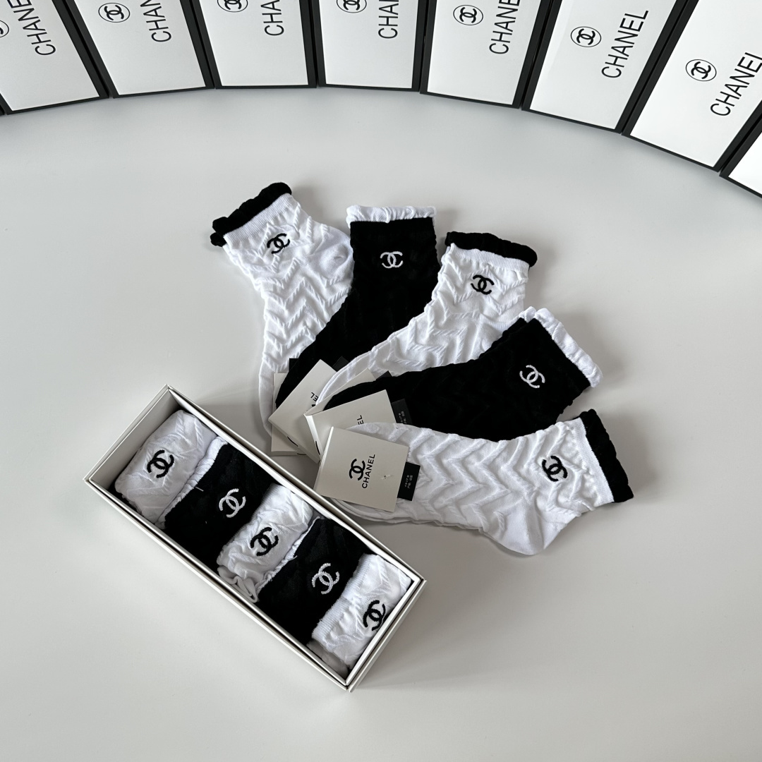 💛配专柜包装Chanel (香奈儿) 新款刺绣中长筒款堆堆袜袜子！一盒五双，专柜同步筒袜袜子，💛大牌出街