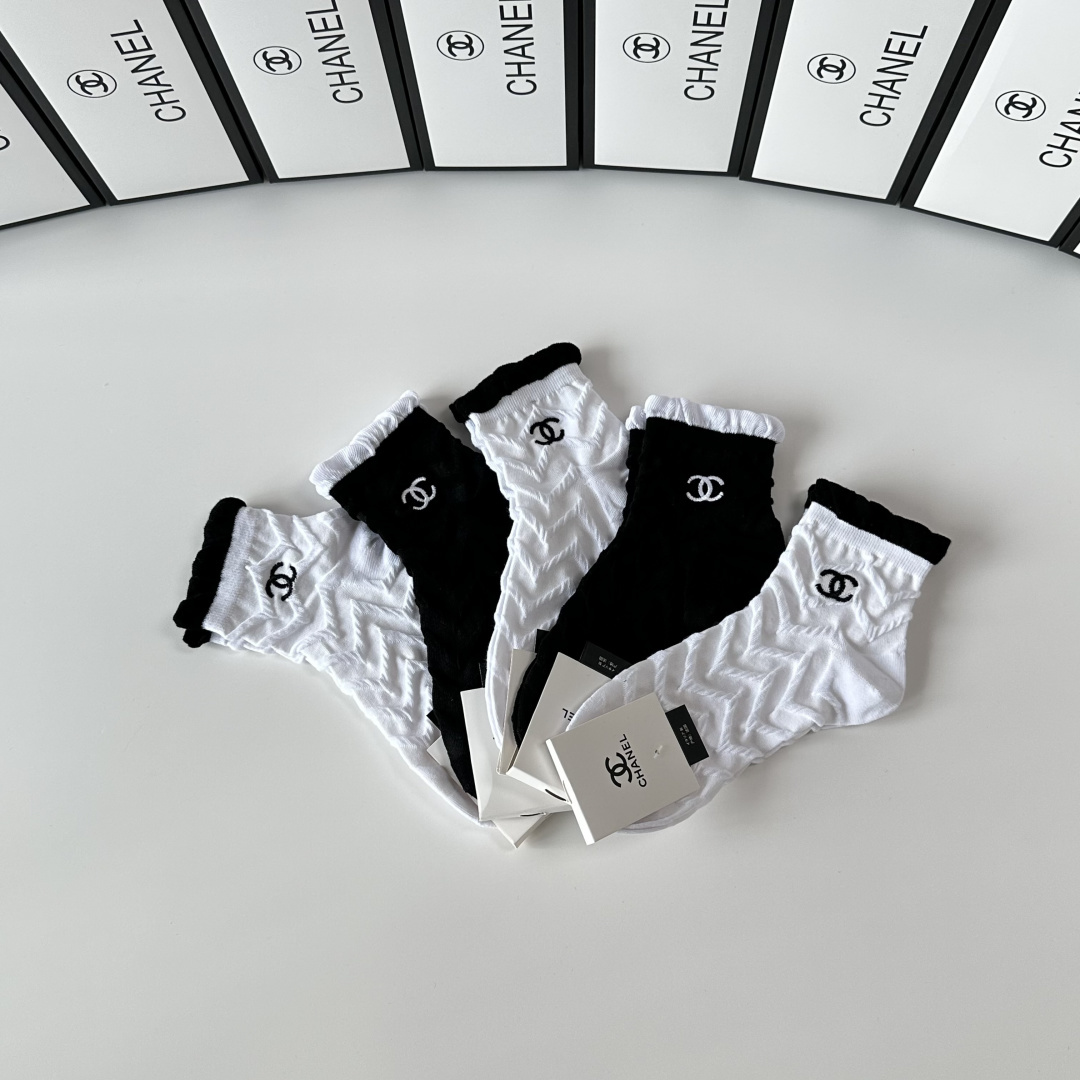 💛配专柜包装Chanel (香奈儿) 新款刺绣中长筒款堆堆袜袜子！一盒五双，专柜同步筒袜袜子，💛大牌出街