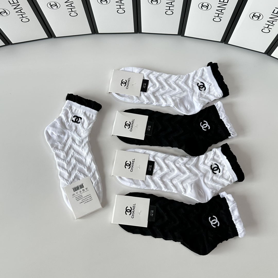 💛配专柜包装Chanel (香奈儿) 新款刺绣中长筒款堆堆袜袜子！一盒五双，专柜同步筒袜袜子，💛大牌出街