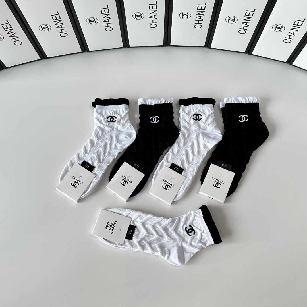 💛配专柜包装Chanel (香奈儿) 新款刺绣中长筒款堆堆袜袜子！一盒五双，专柜同步筒袜袜子，💛大牌出街