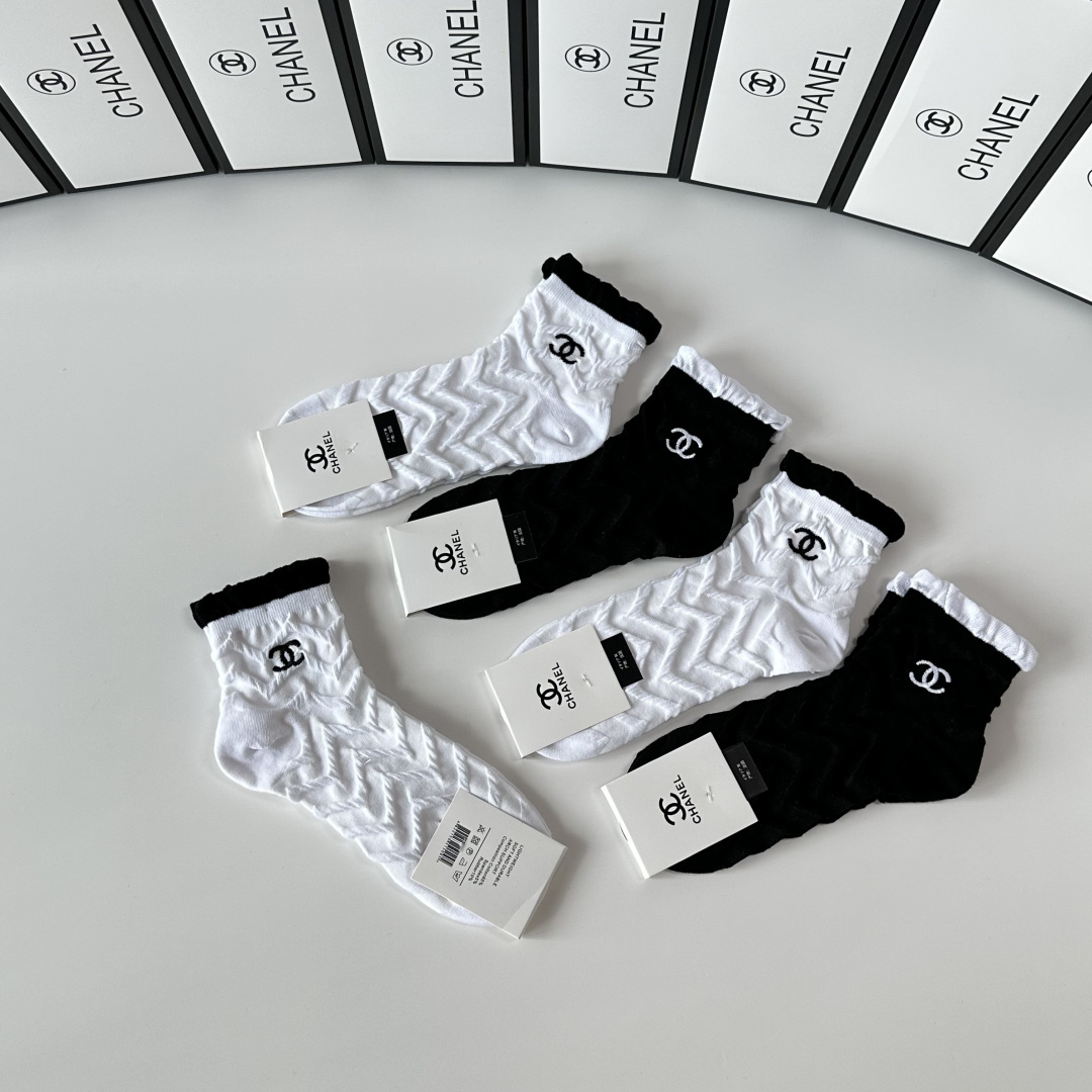 💛配专柜包装Chanel (香奈儿) 新款刺绣中长筒款堆堆袜袜子！一盒五双，专柜同步筒袜袜子，💛大牌出街