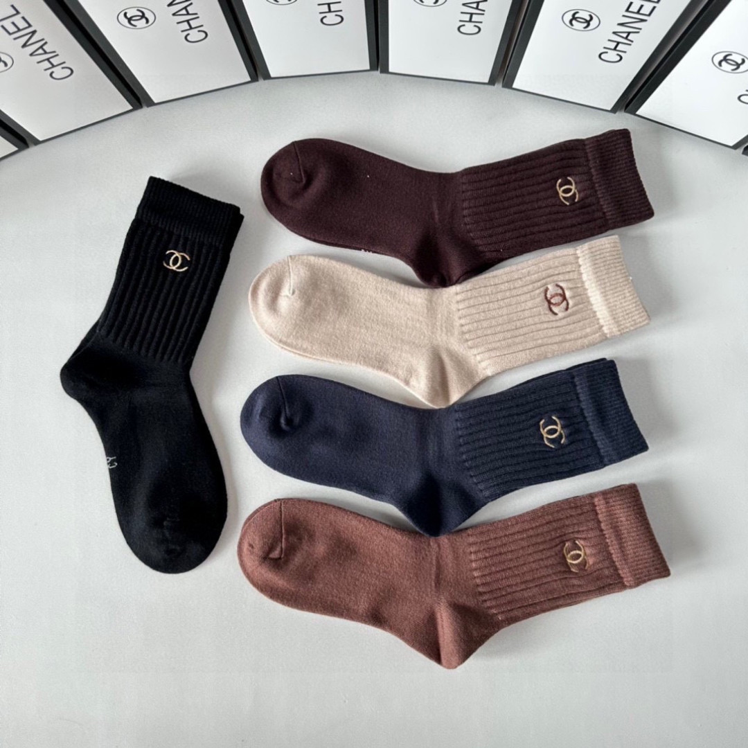💛配专柜包装Chanel（香奈儿）新款刺绣中长筒堆堆袜袜子！一盒五双，专柜同步筒袜袜子，💛大牌出街，潮人