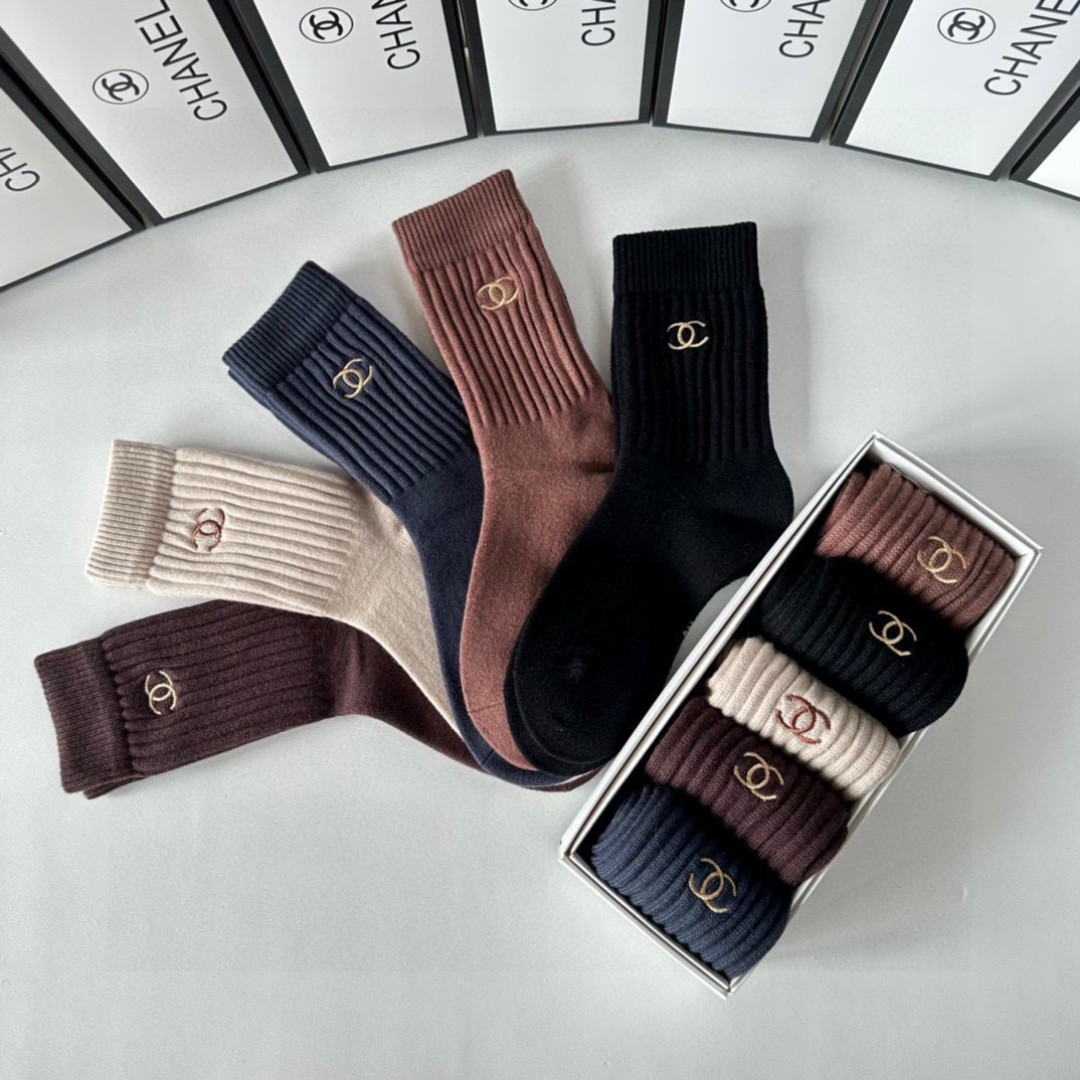 💛配专柜包装Chanel（香奈儿）新款刺绣中长筒堆堆袜袜子！一盒五双，专柜同步筒袜袜子，💛大牌出街，潮人