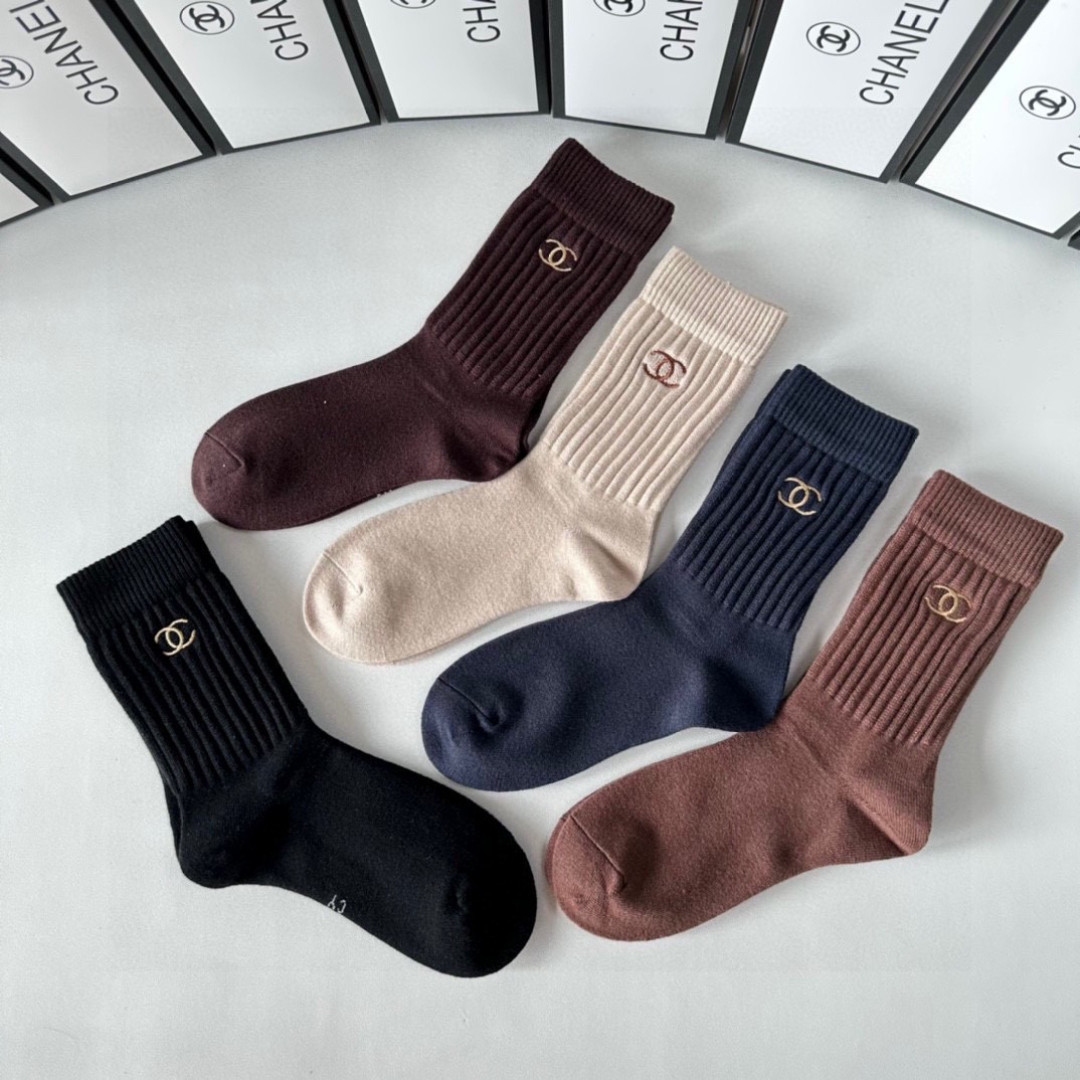 💛配专柜包装Chanel（香奈儿）新款刺绣中长筒堆堆袜袜子！一盒五双，专柜同步筒袜袜子，💛大牌出街，潮人