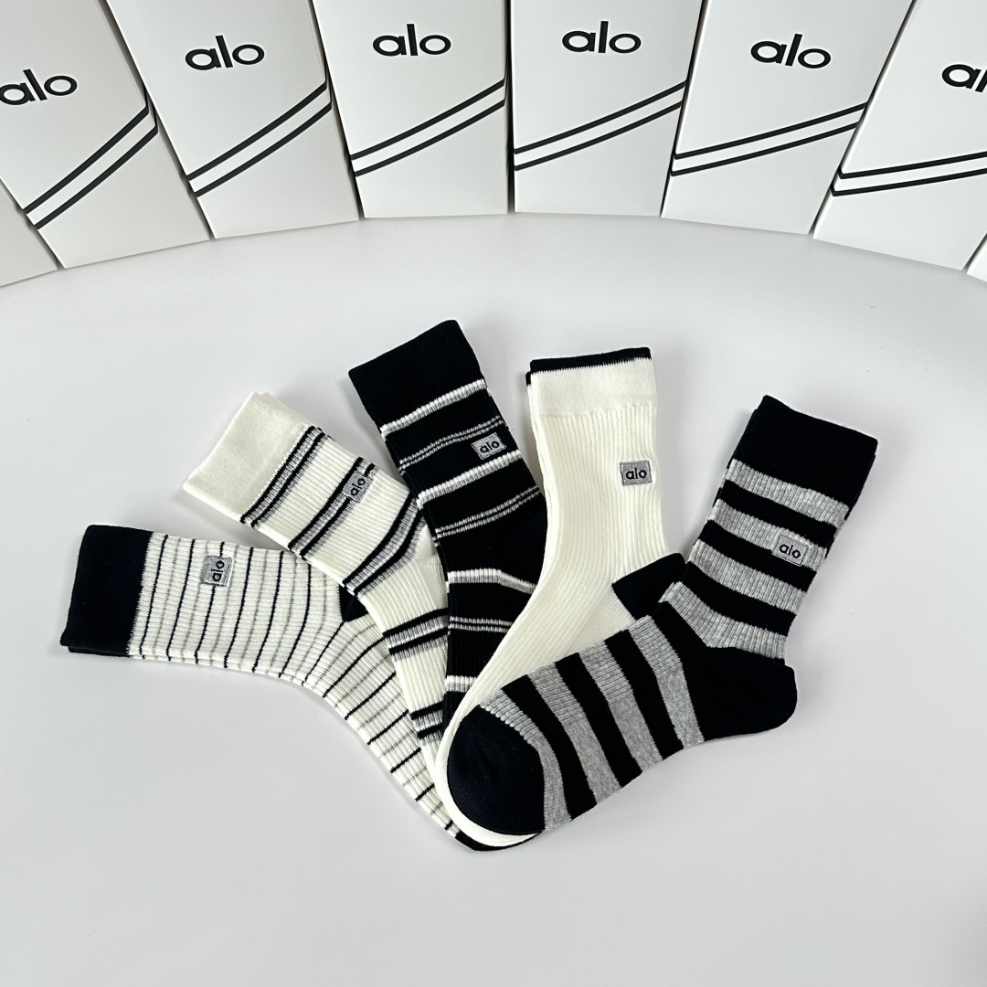 💛配专柜包装ALO 新款羊绒刺绣中长款堆堆袜袜子！一盒五双，专柜同步筒袜袜子，💛大牌出街，潮人必备🔥超好