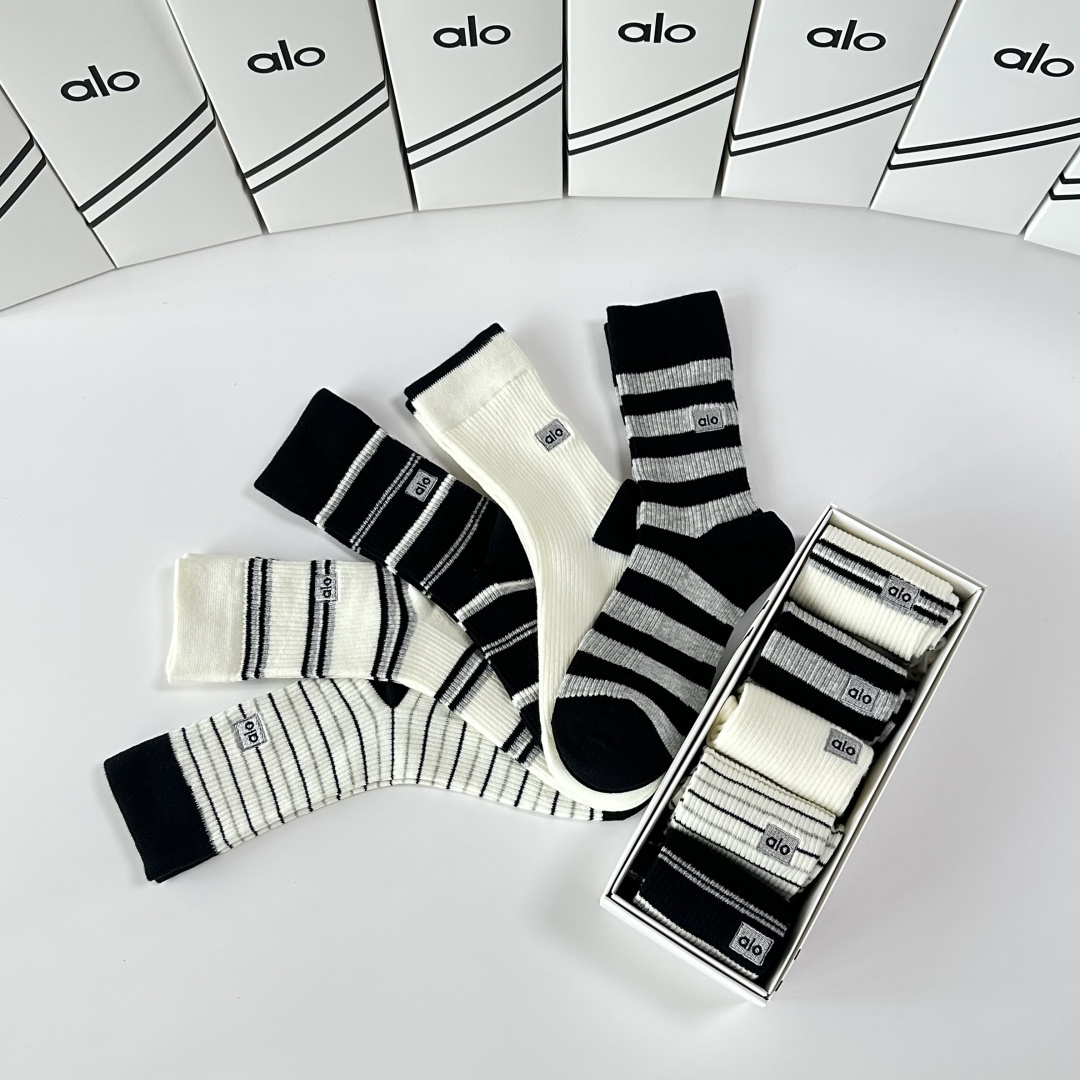 💛配专柜包装ALO 新款羊绒刺绣中长款堆堆袜袜子！一盒五双，专柜同步筒袜袜子，💛大牌出街，潮人必备🔥超好