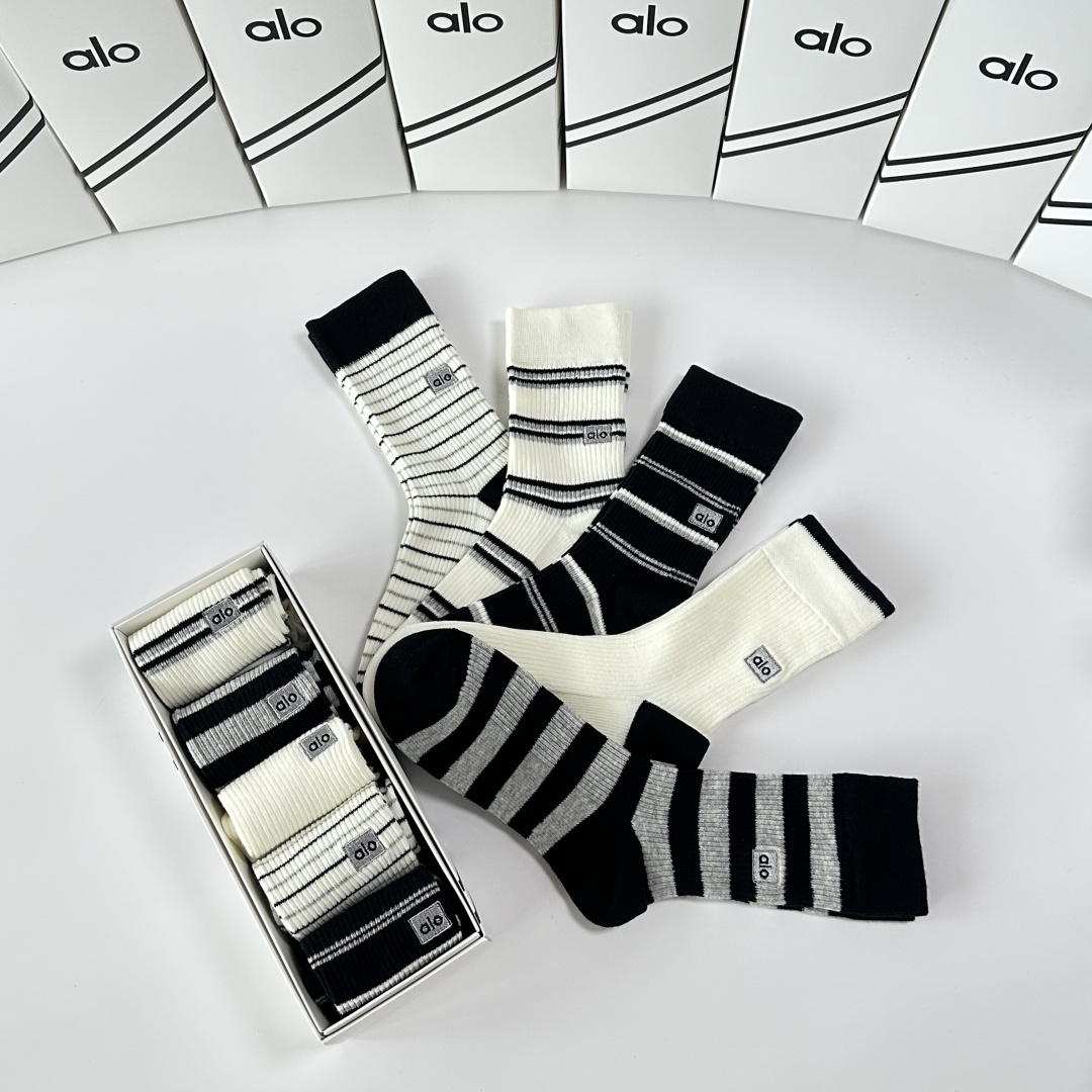 💛配专柜包装ALO 新款羊绒刺绣中长款堆堆袜袜子！一盒五双，专柜同步筒袜袜子，💛大牌出街，潮人必备🔥超好