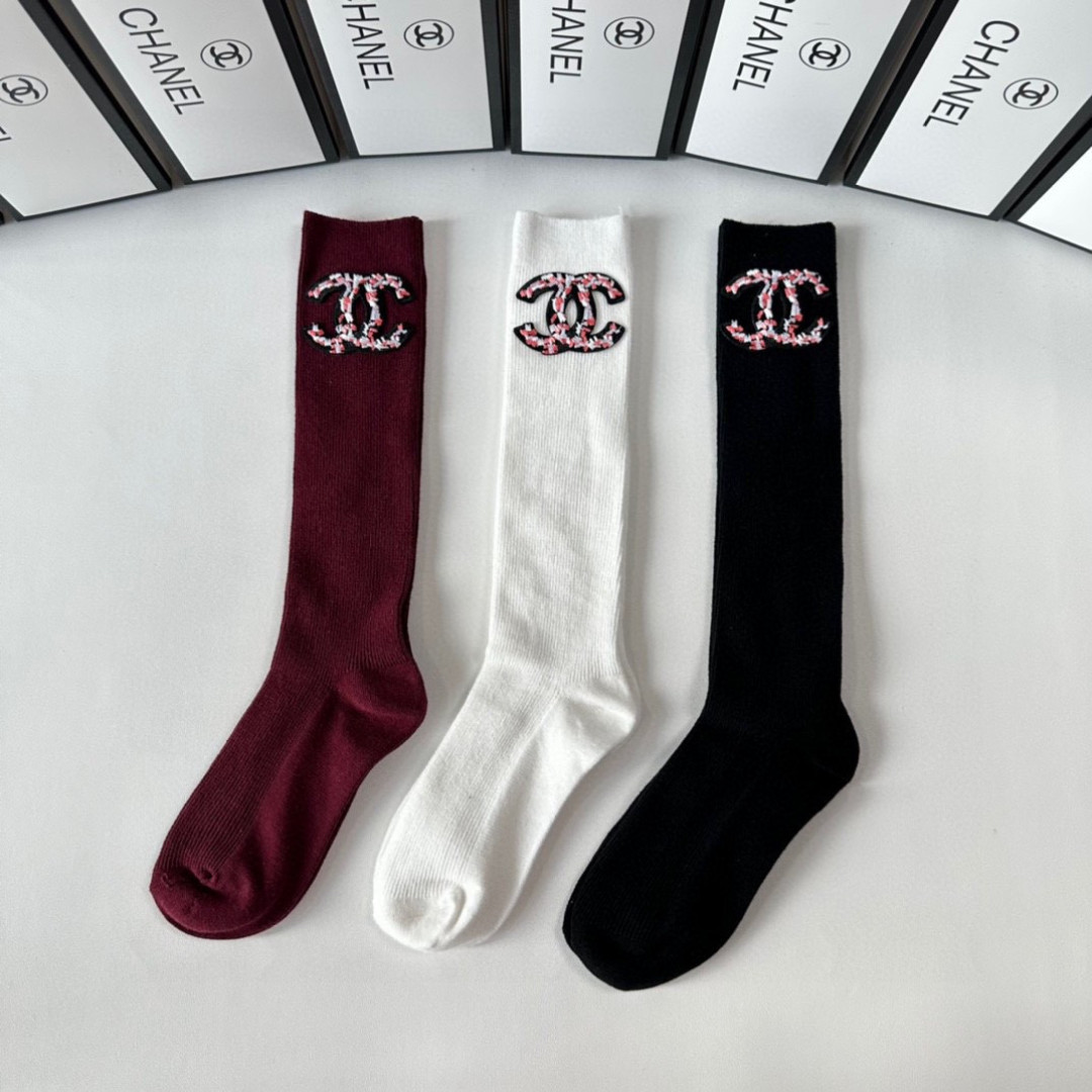 💛配包装Chanel（香奈儿）爆款出货 安可拉红新款轻奢及膝小腿袜堆堆袜袜子🧦！一盒两双（颜色任选）专柜