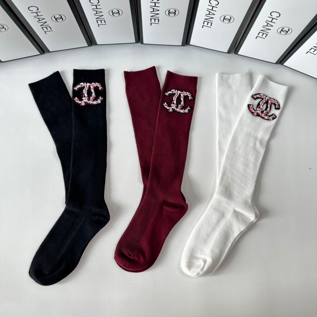 💛配包装Chanel（香奈儿）爆款出货 安可拉红新款轻奢及膝小腿袜堆堆袜袜子🧦！一盒两双（颜色任选）专柜