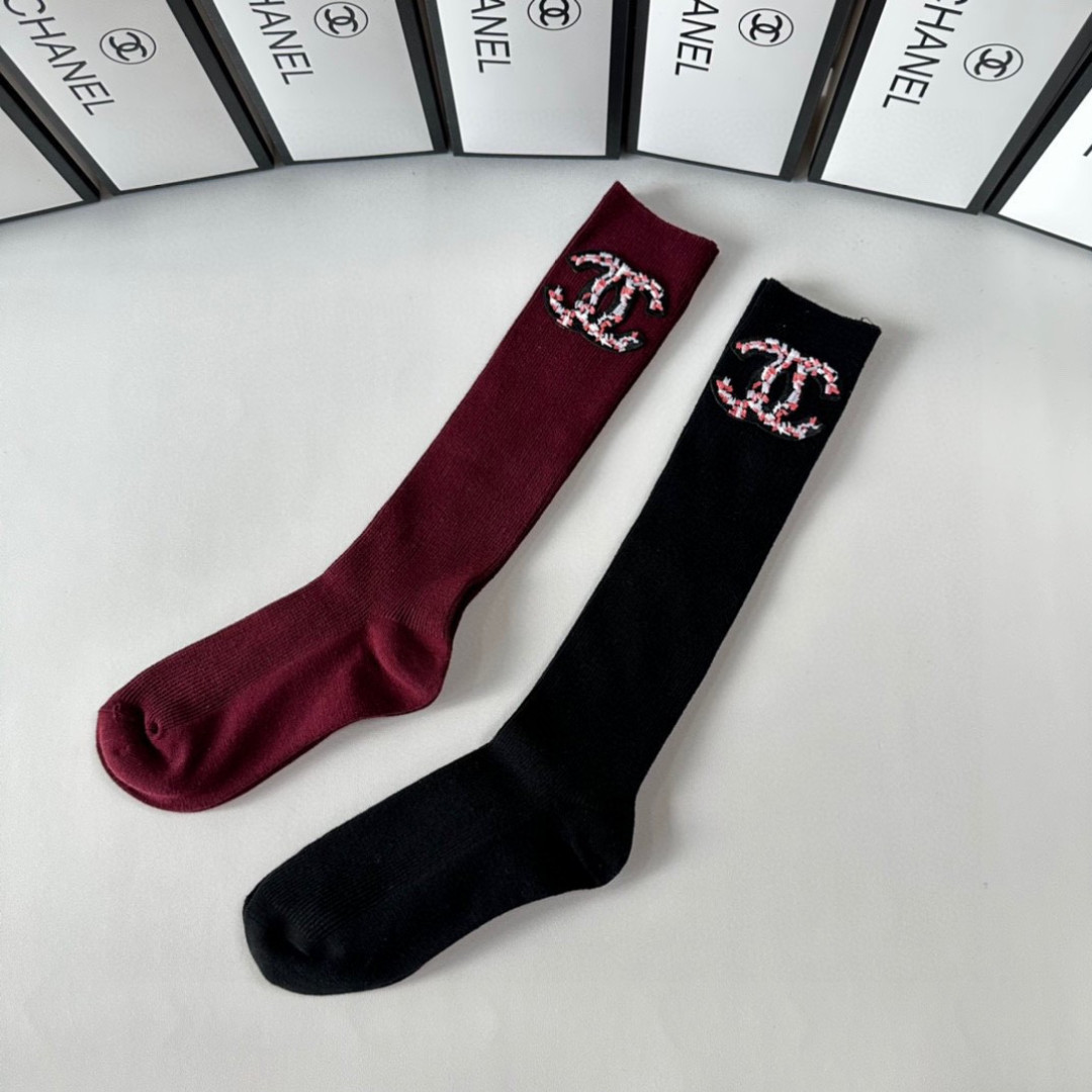💛配包装Chanel（香奈儿）爆款出货 安可拉红新款轻奢及膝小腿袜堆堆袜袜子🧦！一盒两双（颜色任选）专柜