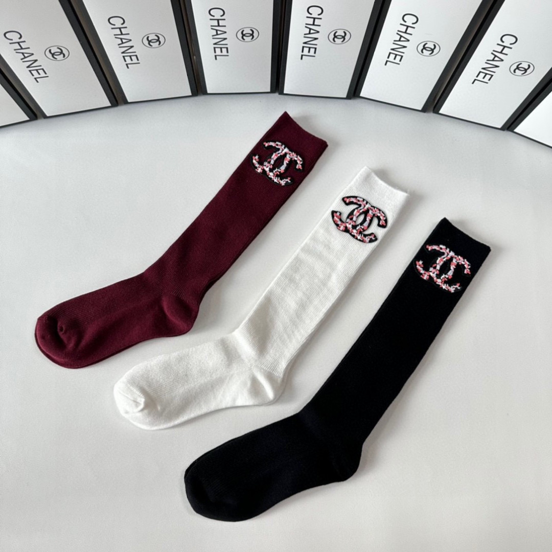 💛配包装Chanel（香奈儿）爆款出货 安可拉红新款轻奢及膝小腿袜堆堆袜袜子🧦！一盒两双（颜色任选）专柜
