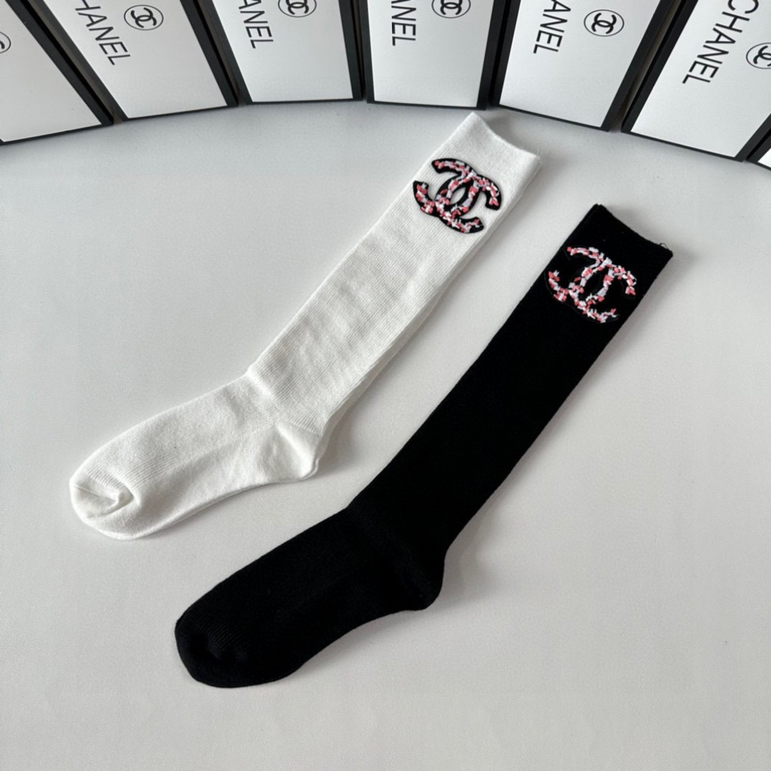 💛配包装Chanel（香奈儿）爆款出货 安可拉红新款轻奢及膝小腿袜堆堆袜袜子🧦！一盒两双（颜色任选）专柜