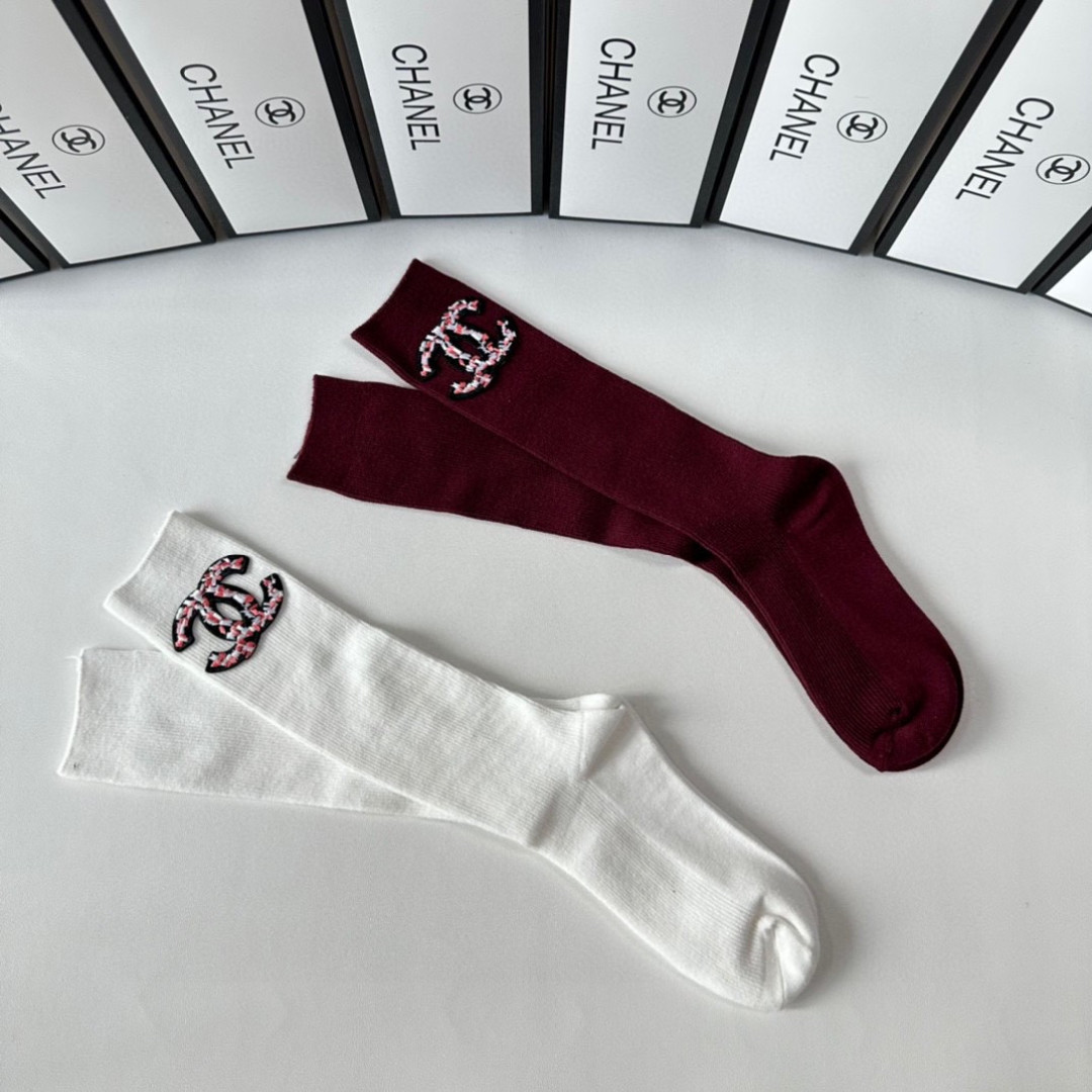 💛配包装Chanel（香奈儿）爆款出货 安可拉红新款轻奢及膝小腿袜堆堆袜袜子🧦！一盒两双（颜色任选）专柜