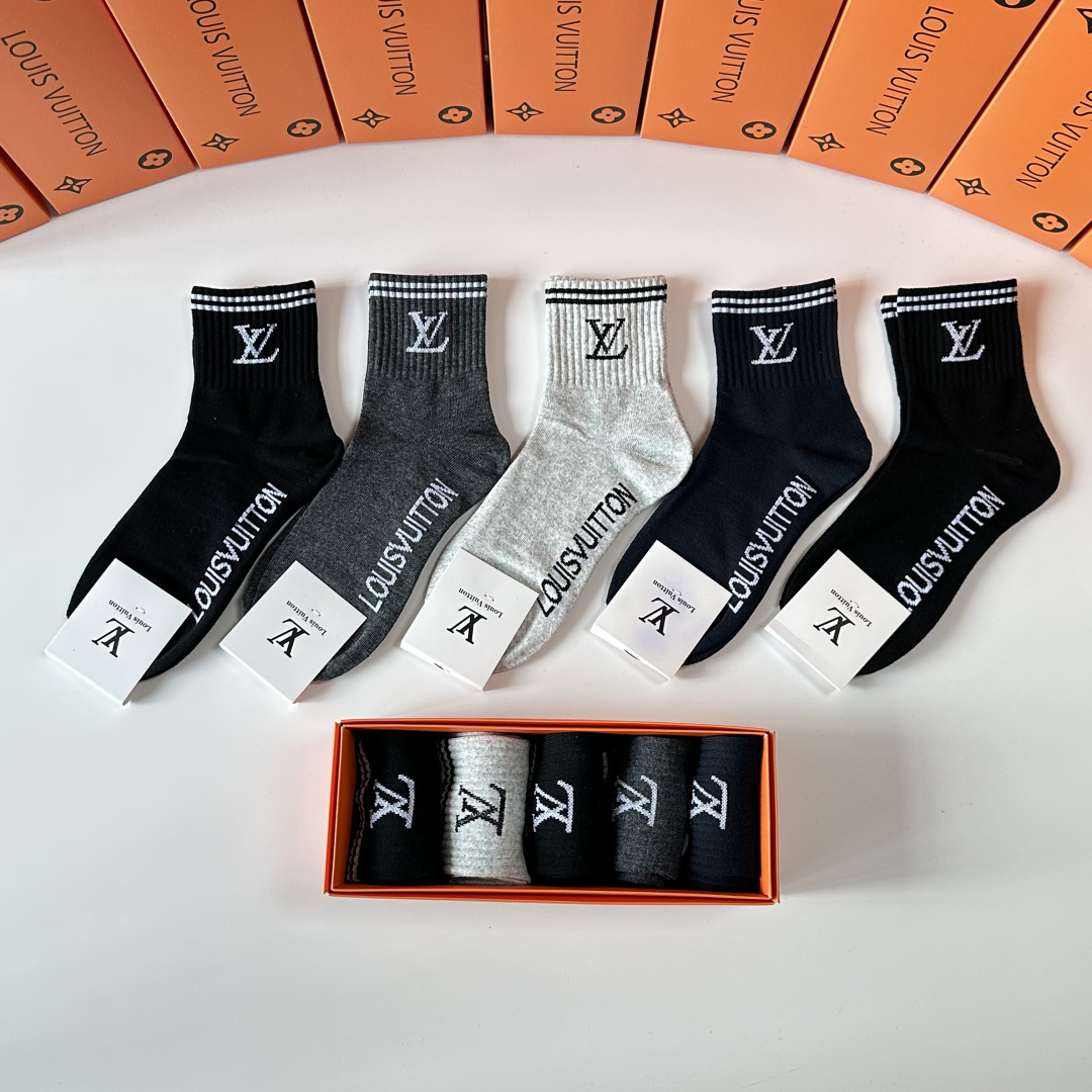 💛配专柜包装LV（路易威登）新款中长筒袜堆堆袜袜子！一盒五双，专柜同步筒袜袜子，💛大牌出街，潮人必备🔥超