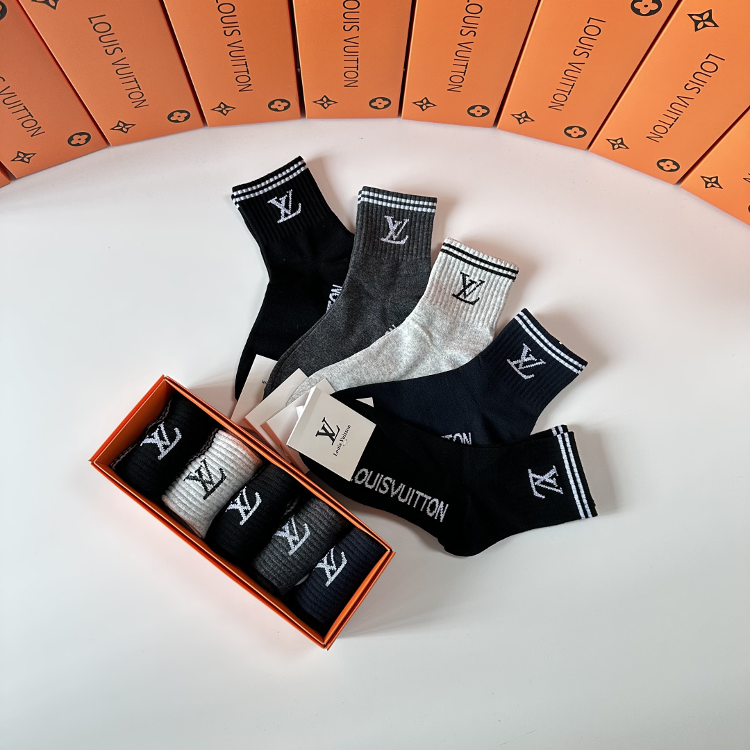 💛配专柜包装LV（路易威登）新款中长筒袜堆堆袜袜子！一盒五双，专柜同步筒袜袜子，💛大牌出街，潮人必备🔥超