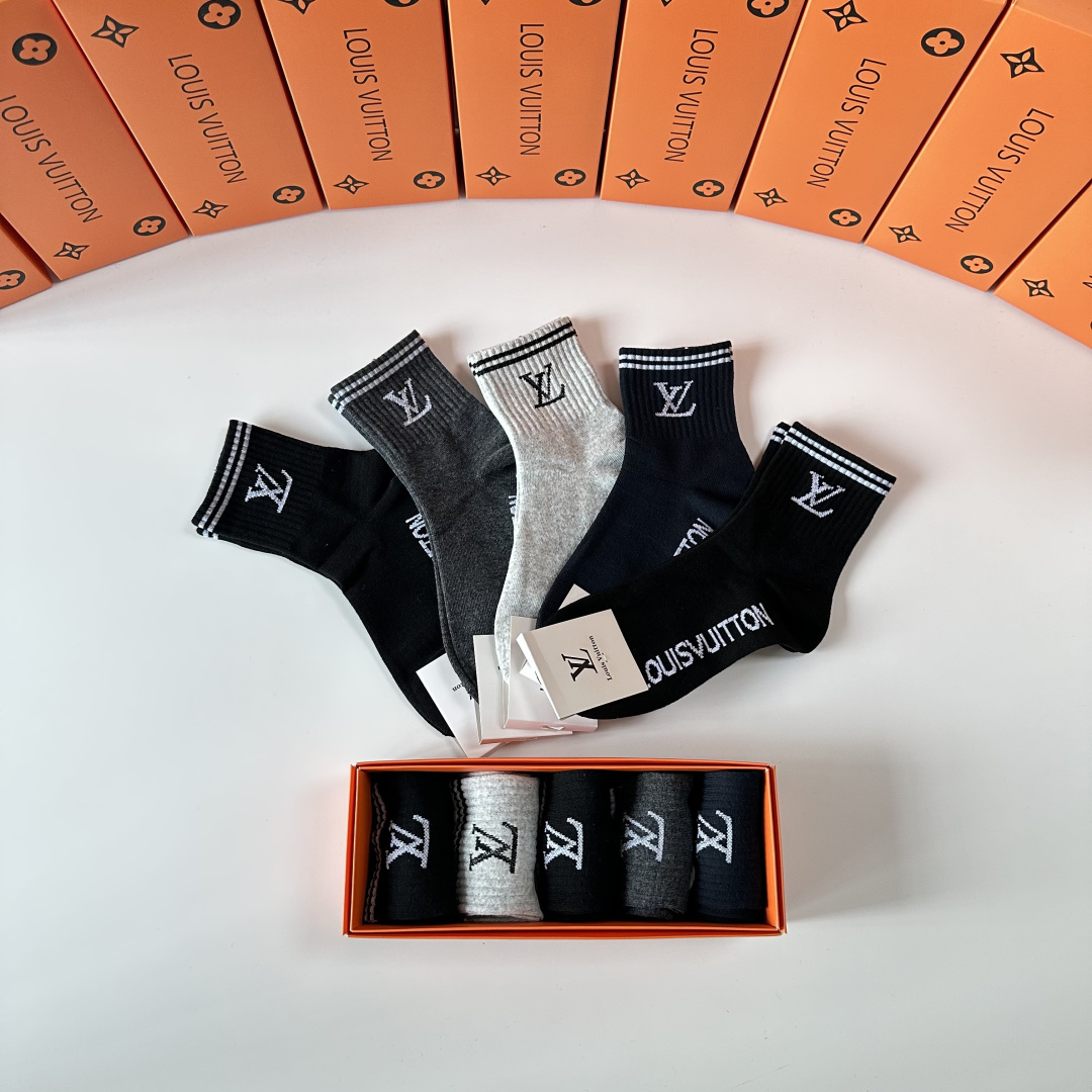 💛配专柜包装LV（路易威登）新款中长筒袜堆堆袜袜子！一盒五双，专柜同步筒袜袜子，💛大牌出街，潮人必备🔥超