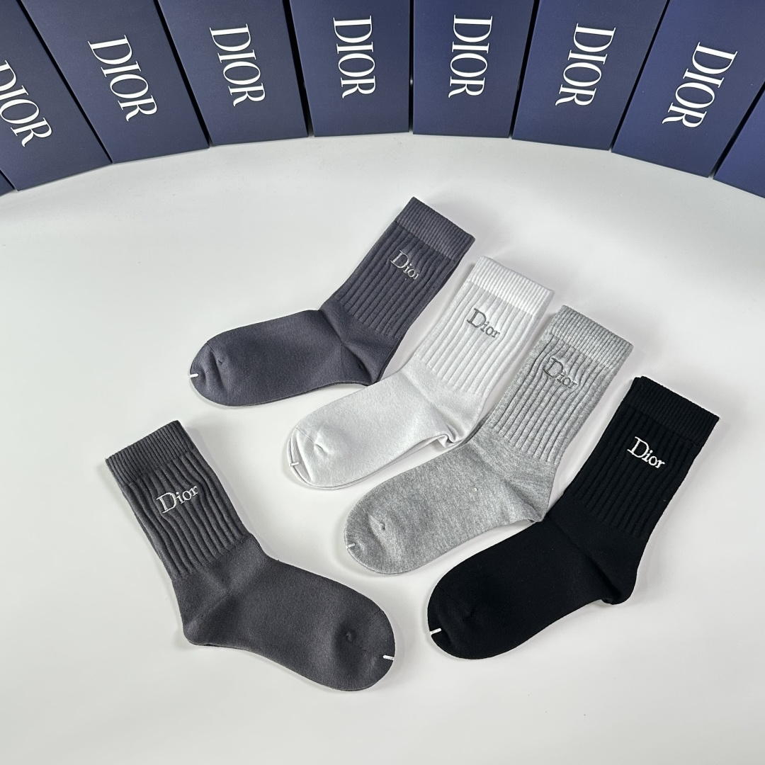 💛配专柜包装DIOR（迪奥）新款羊绒中长款堆堆袜袜子！一盒五双，专柜同步筒袜袜子，💛大牌出街，潮人必备🔥