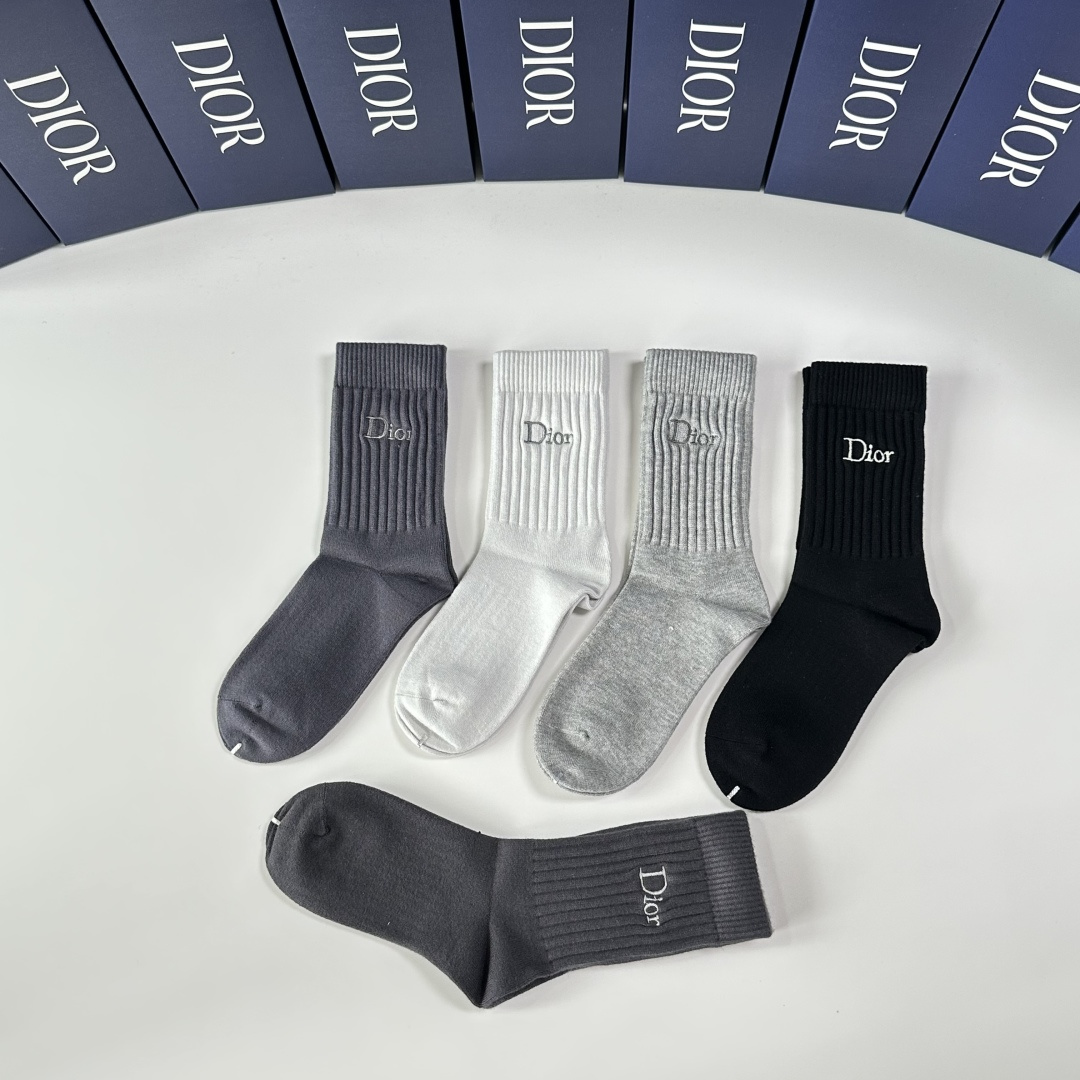 💛配专柜包装DIOR（迪奥）新款羊绒中长款堆堆袜袜子！一盒五双，专柜同步筒袜袜子，💛大牌出街，潮人必备🔥