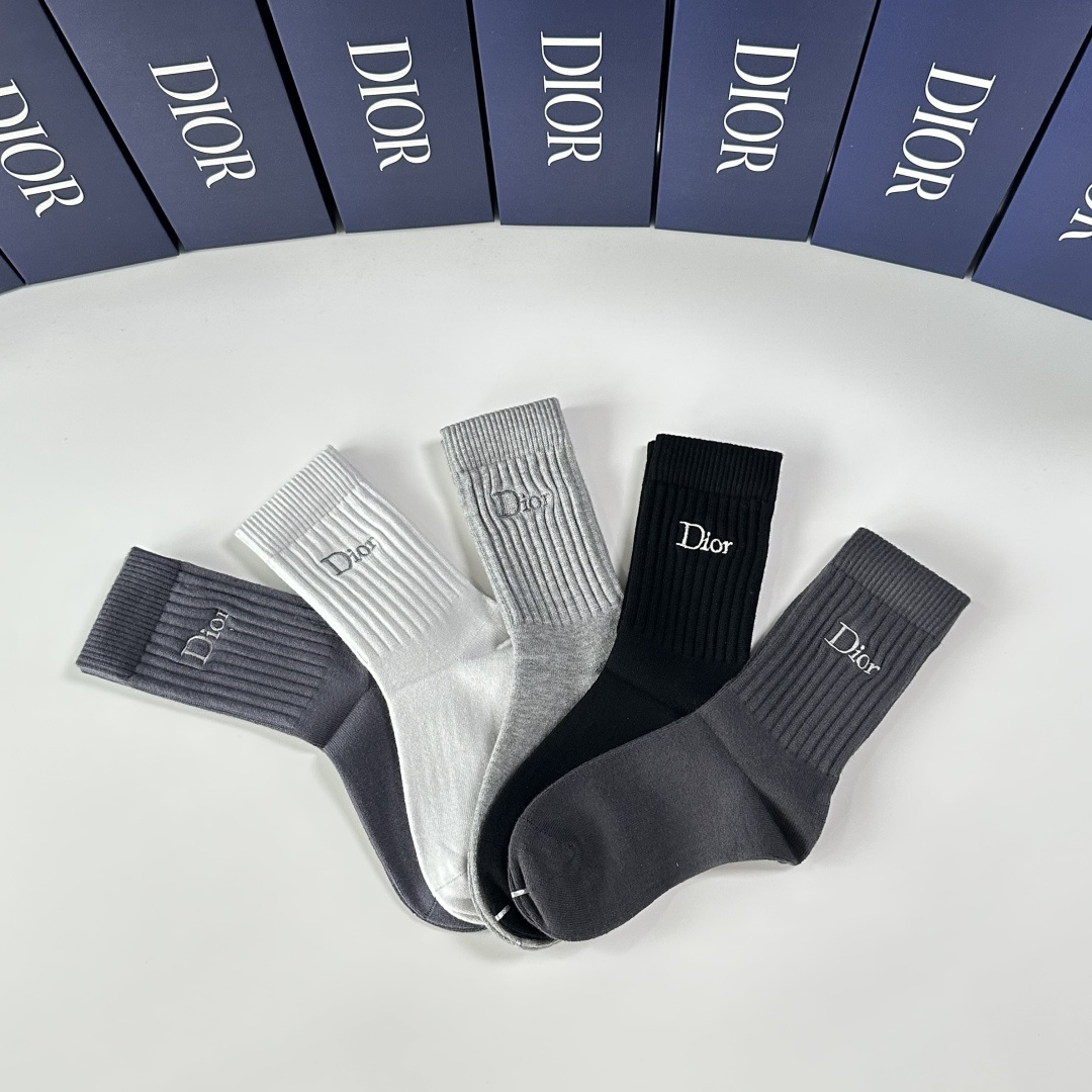 💛配专柜包装DIOR（迪奥）新款羊绒中长款堆堆袜袜子！一盒五双，专柜同步筒袜袜子，💛大牌出街，潮人必备🔥