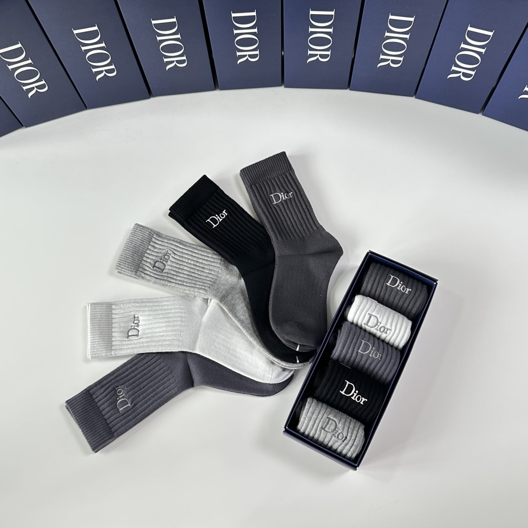 💛配专柜包装DIOR（迪奥）新款羊绒中长款堆堆袜袜子！一盒五双，专柜同步筒袜袜子，💛大牌出街，潮人必备🔥