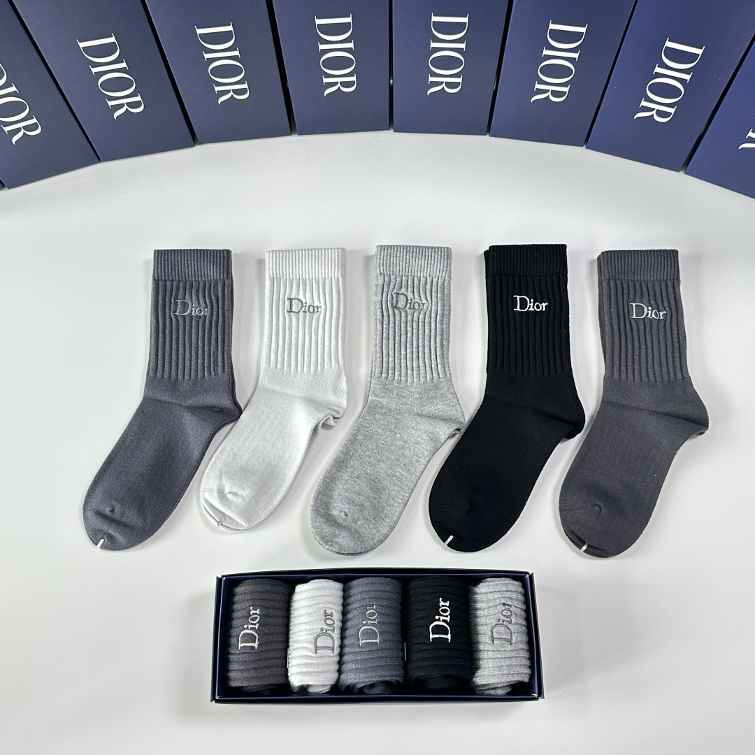 💛配专柜包装DIOR（迪奥）新款羊绒中长款堆堆袜袜子！一盒五双，专柜同步筒袜袜子，💛大牌出街，潮人必备🔥