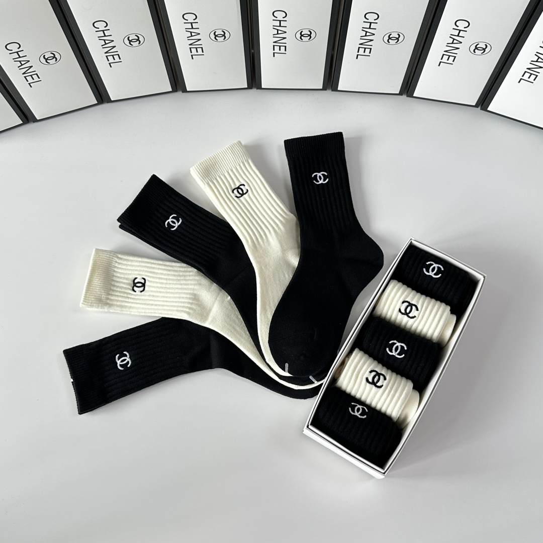 💛配专柜包装Chanel（香奈儿） 新款双针刺绣中长款堆堆袜袜子！一盒五双，专柜同步筒袜袜子，💛大牌出街
