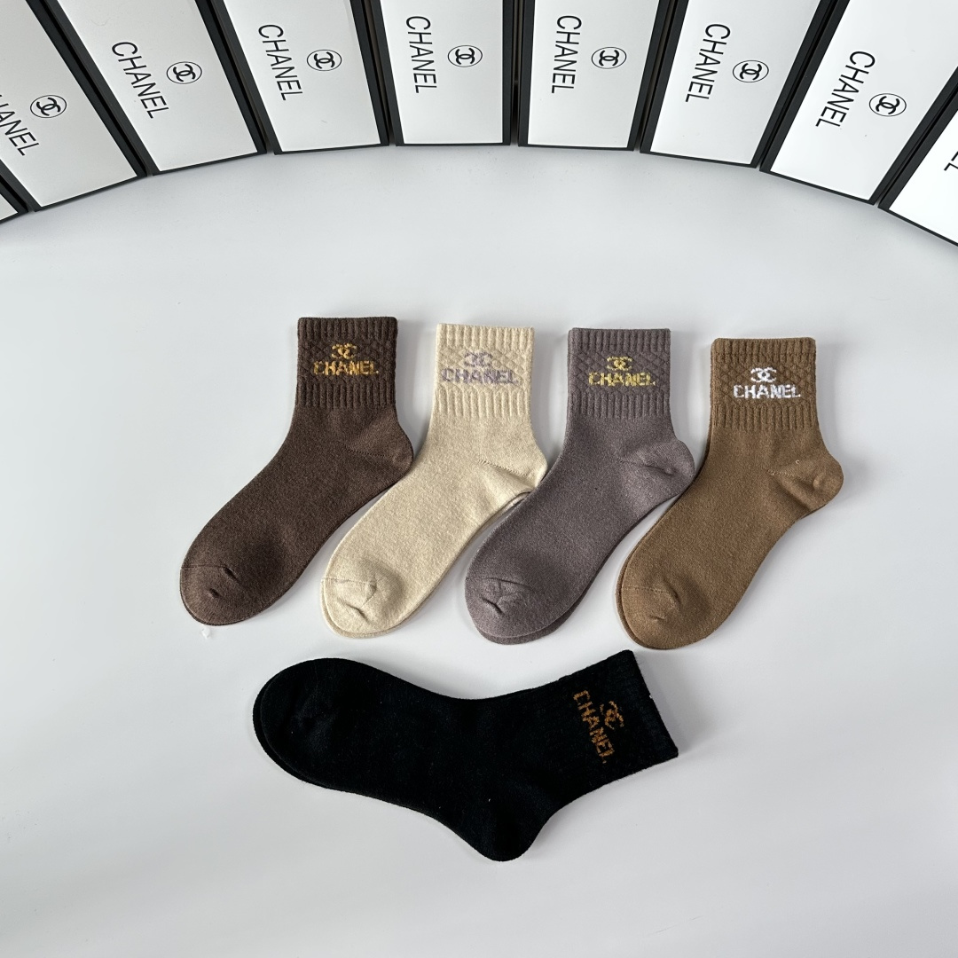 💛配专柜包装Chanel（香奈儿） 新款羊毛中长款堆堆袜袜子！一盒五双，专柜同步筒袜袜子，💛大牌出街，潮