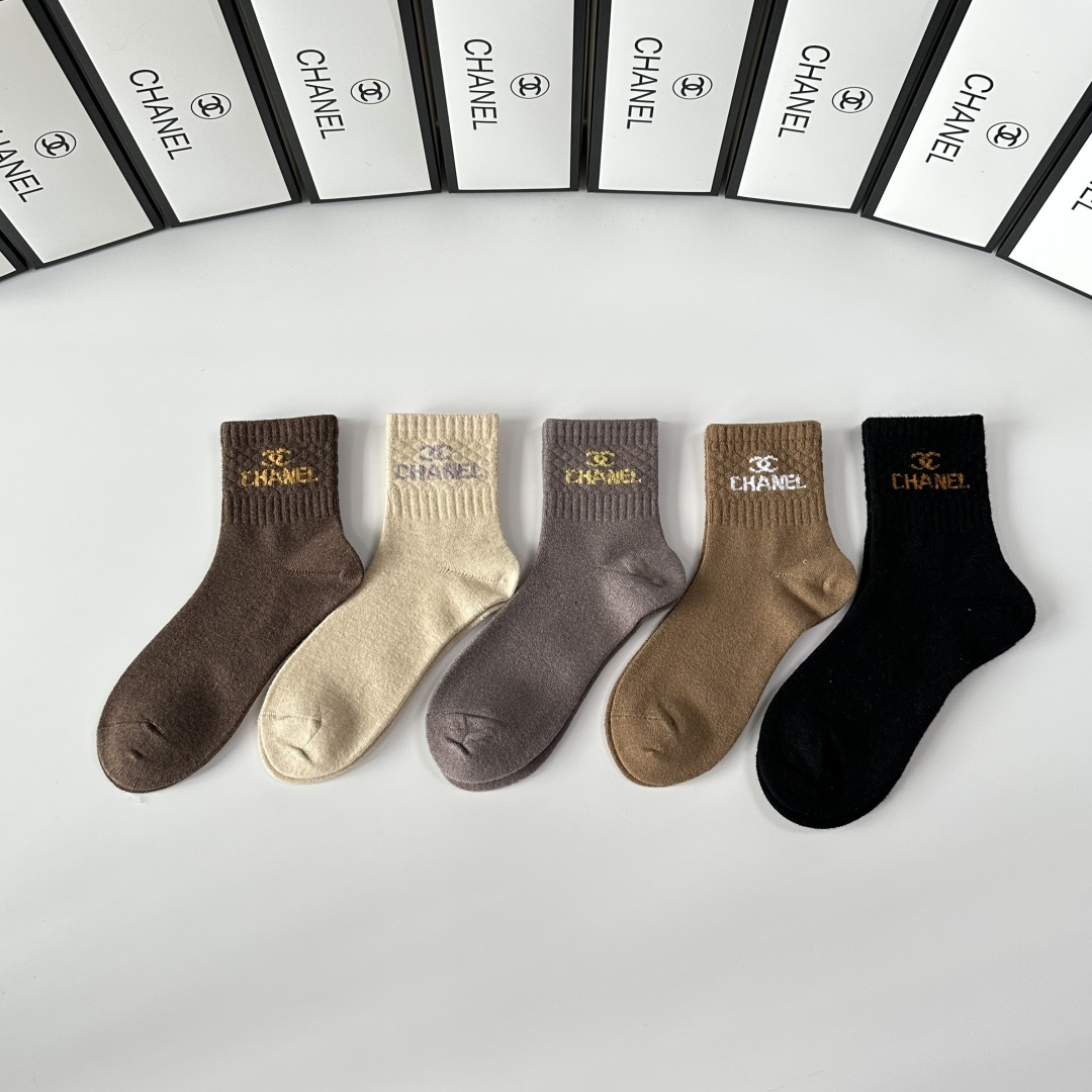 💛配专柜包装Chanel（香奈儿） 新款羊毛中长款堆堆袜袜子！一盒五双，专柜同步筒袜袜子，💛大牌出街，潮