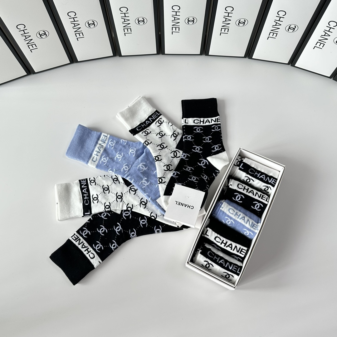💛配专柜包装Chanel（香奈儿） 新款中长款堆堆袜袜子！一盒五双，专柜同步筒袜袜子，💛大牌出街，潮人必