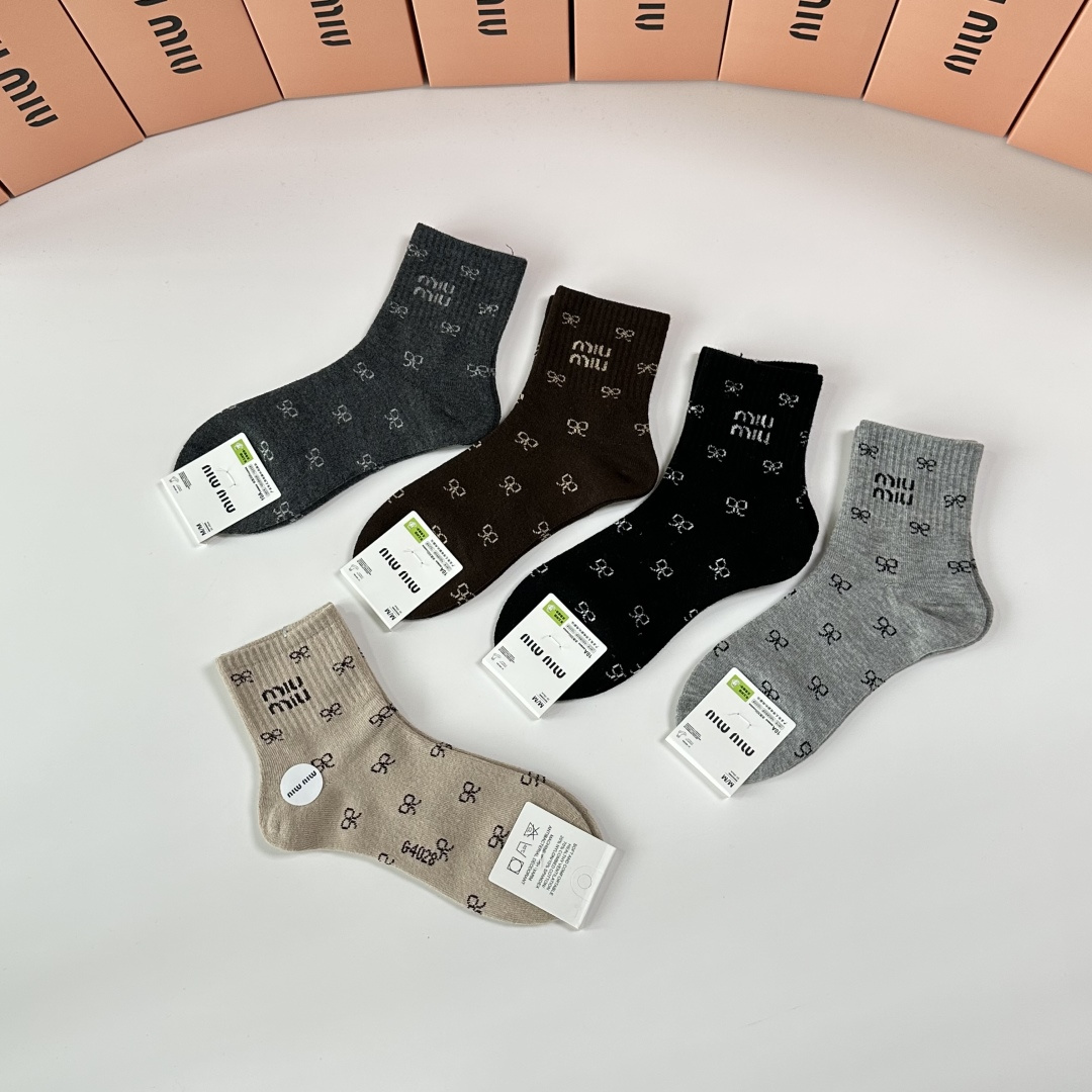 💛配专柜包装MiuMiu（缪缪）新款羊毛中长款堆堆袜袜子！一盒五双，专柜同步筒袜袜子，💛大牌出街，潮人必