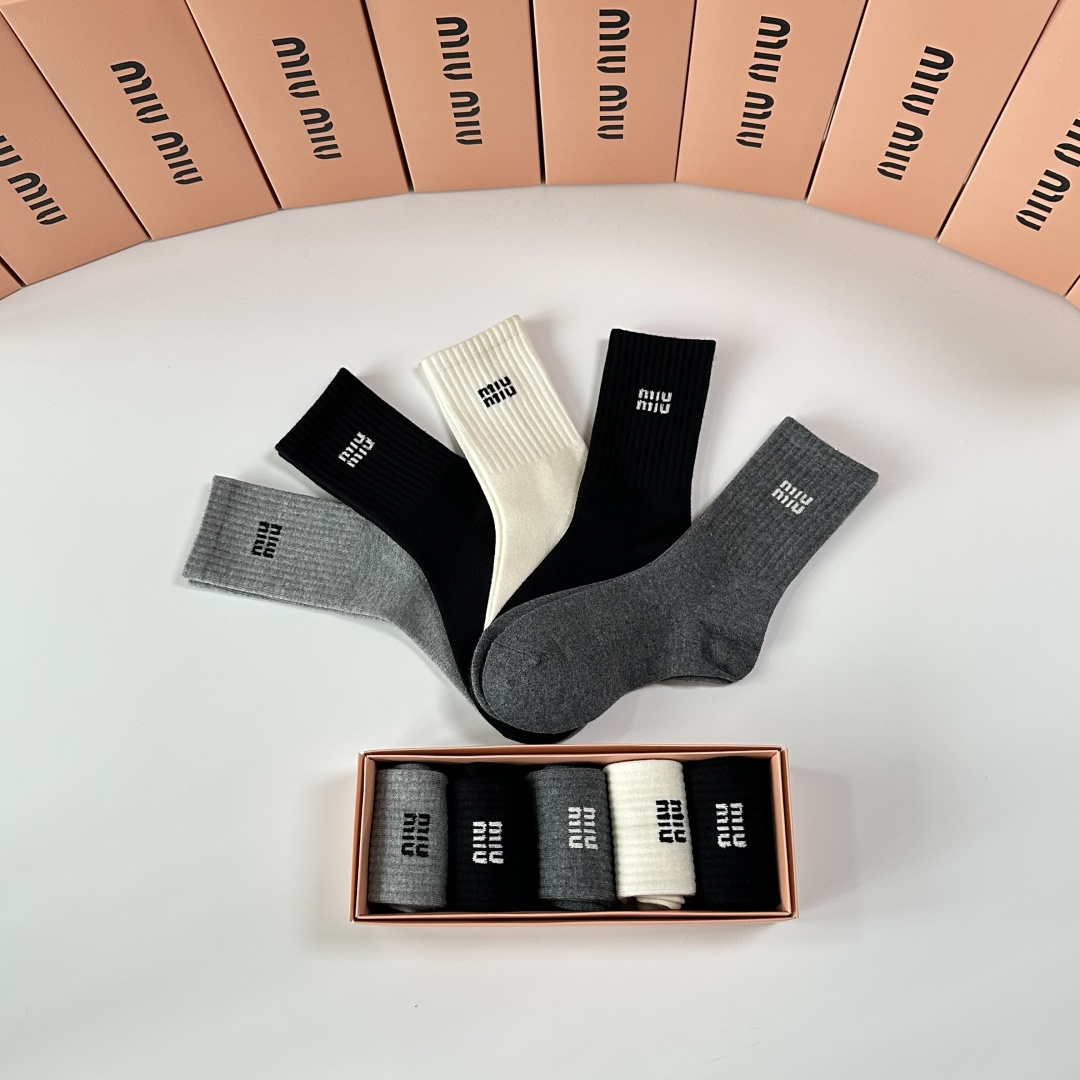 💛配专柜包装MiuMiu（缪缪）新款中长款堆堆袜袜子！一盒五双，专柜同步筒袜袜子，💛大牌出街，潮人必备🔥