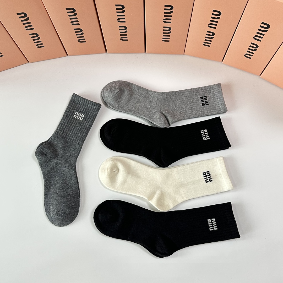 💛配专柜包装MiuMiu（缪缪）新款中长款堆堆袜袜子！一盒五双，专柜同步筒袜袜子，💛大牌出街，潮人必备🔥