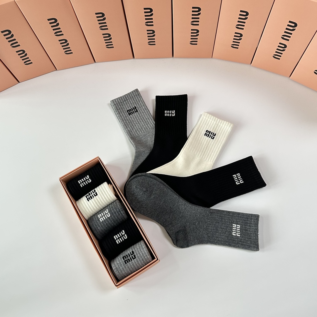 💛配专柜包装MiuMiu（缪缪）新款中长款堆堆袜袜子！一盒五双，专柜同步筒袜袜子，💛大牌出街，潮人必备🔥