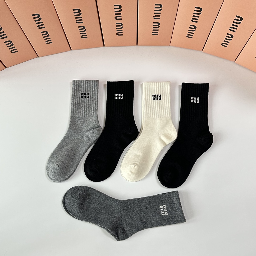 💛配专柜包装MiuMiu（缪缪）新款中长款堆堆袜袜子！一盒五双，专柜同步筒袜袜子，💛大牌出街，潮人必备🔥