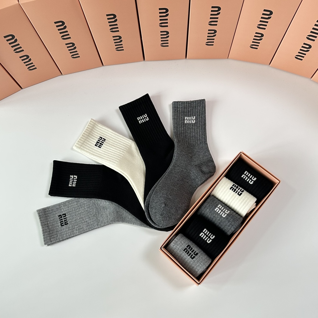 💛配专柜包装MiuMiu（缪缪）新款中长款堆堆袜袜子！一盒五双，专柜同步筒袜袜子，💛大牌出街，潮人必备🔥