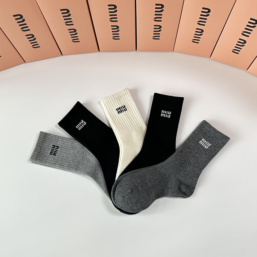 💛配专柜包装MiuMiu（缪缪）新款中长款堆堆袜袜子！一盒五双，专柜同步筒袜袜子，💛大牌出街，潮人必备🔥
