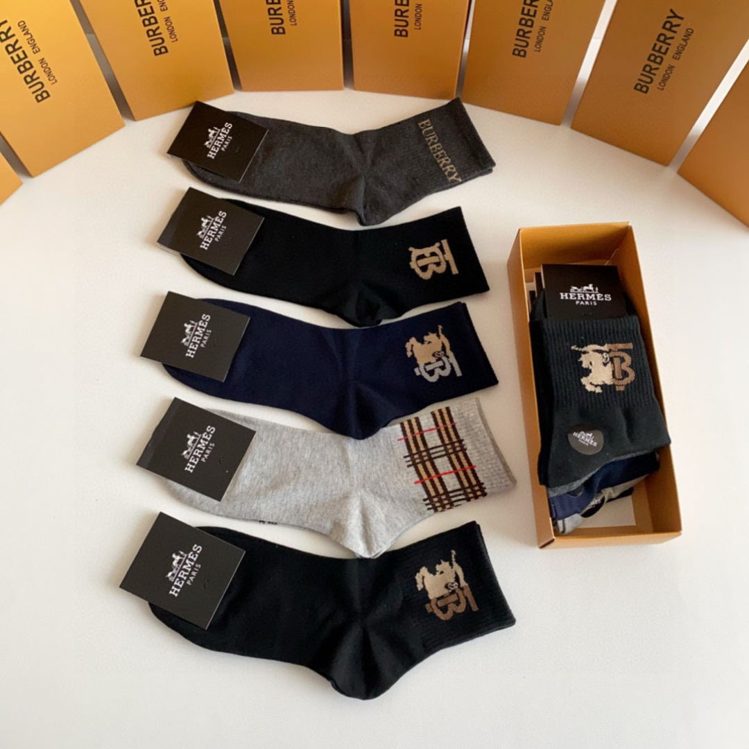 💛配专柜包装Burberry（巴宝莉）新款中长款堆堆袜袜子！一盒五双，专柜同步筒袜袜子，💛大牌出街，潮人