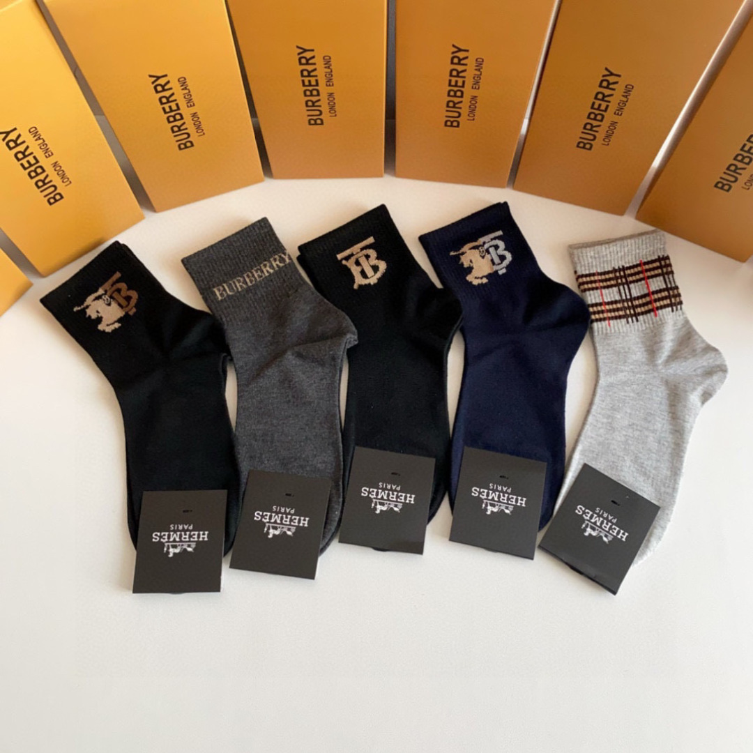 💛配专柜包装Burberry（巴宝莉）新款中长款堆堆袜袜子！一盒五双，专柜同步筒袜袜子，💛大牌出街，潮人