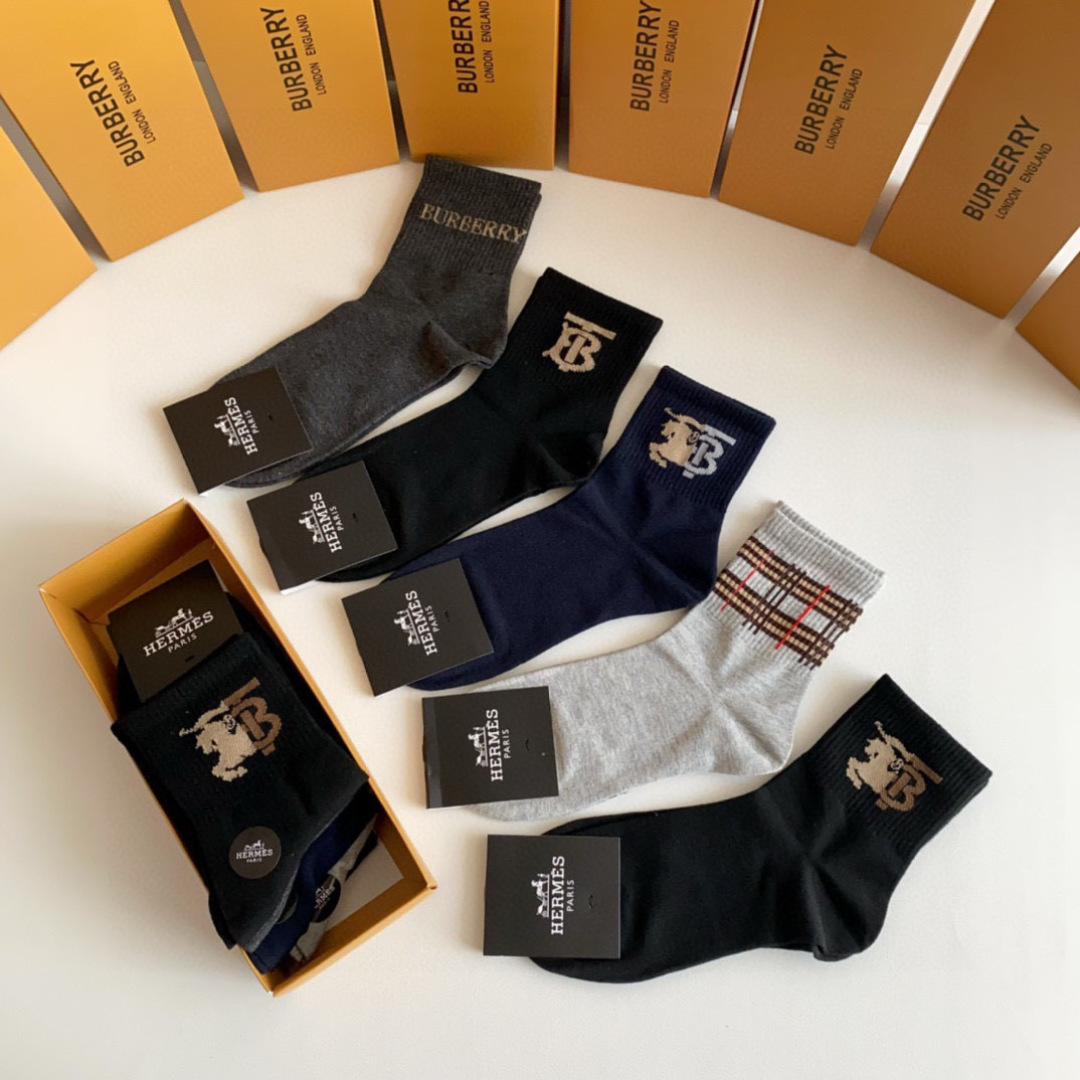 💛配专柜包装Burberry（巴宝莉）新款中长款堆堆袜袜子！一盒五双，专柜同步筒袜袜子，💛大牌出街，潮人